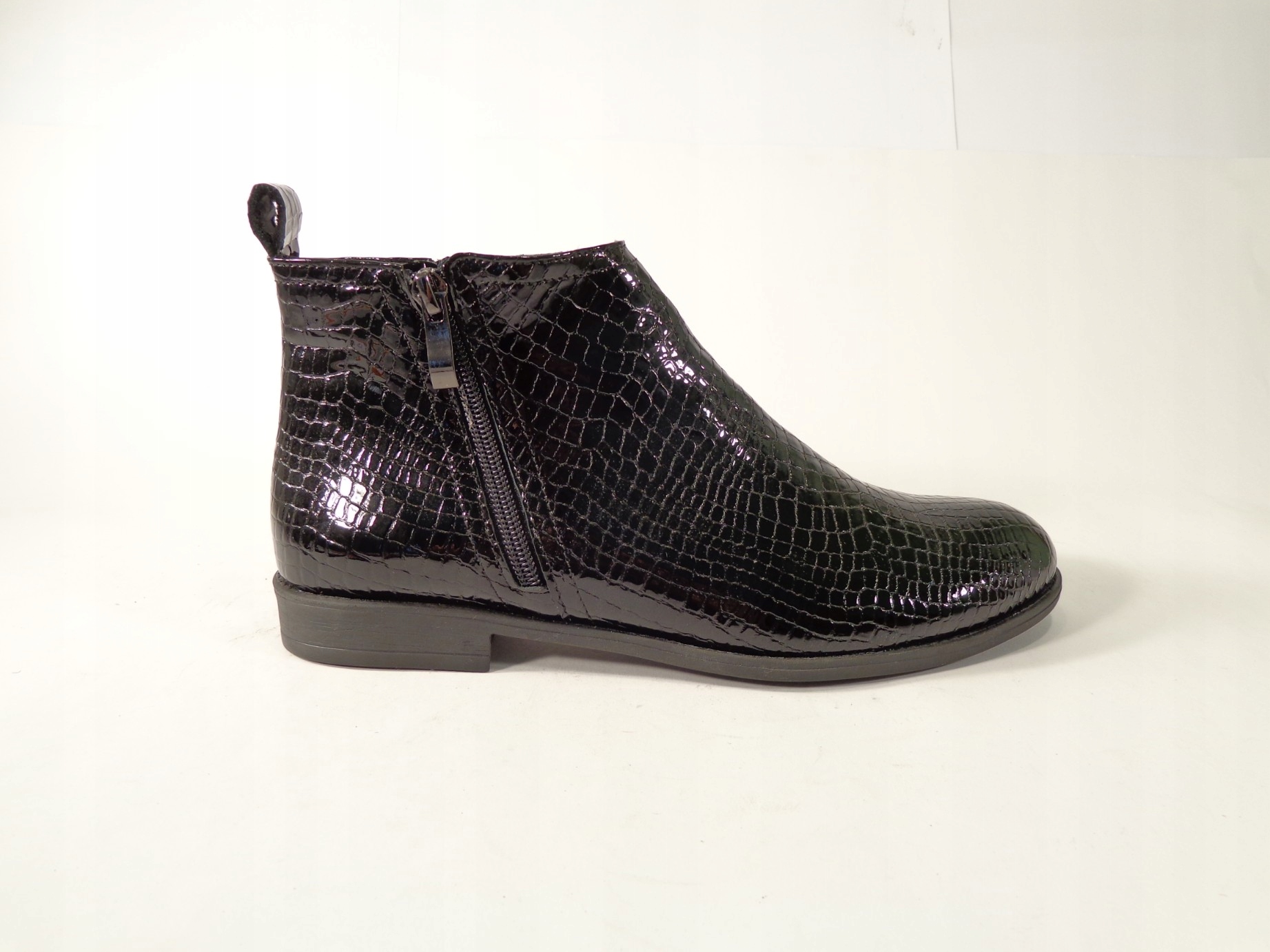 Kotníkové Boty ploché s koženým zámkem, černá hadička Btz