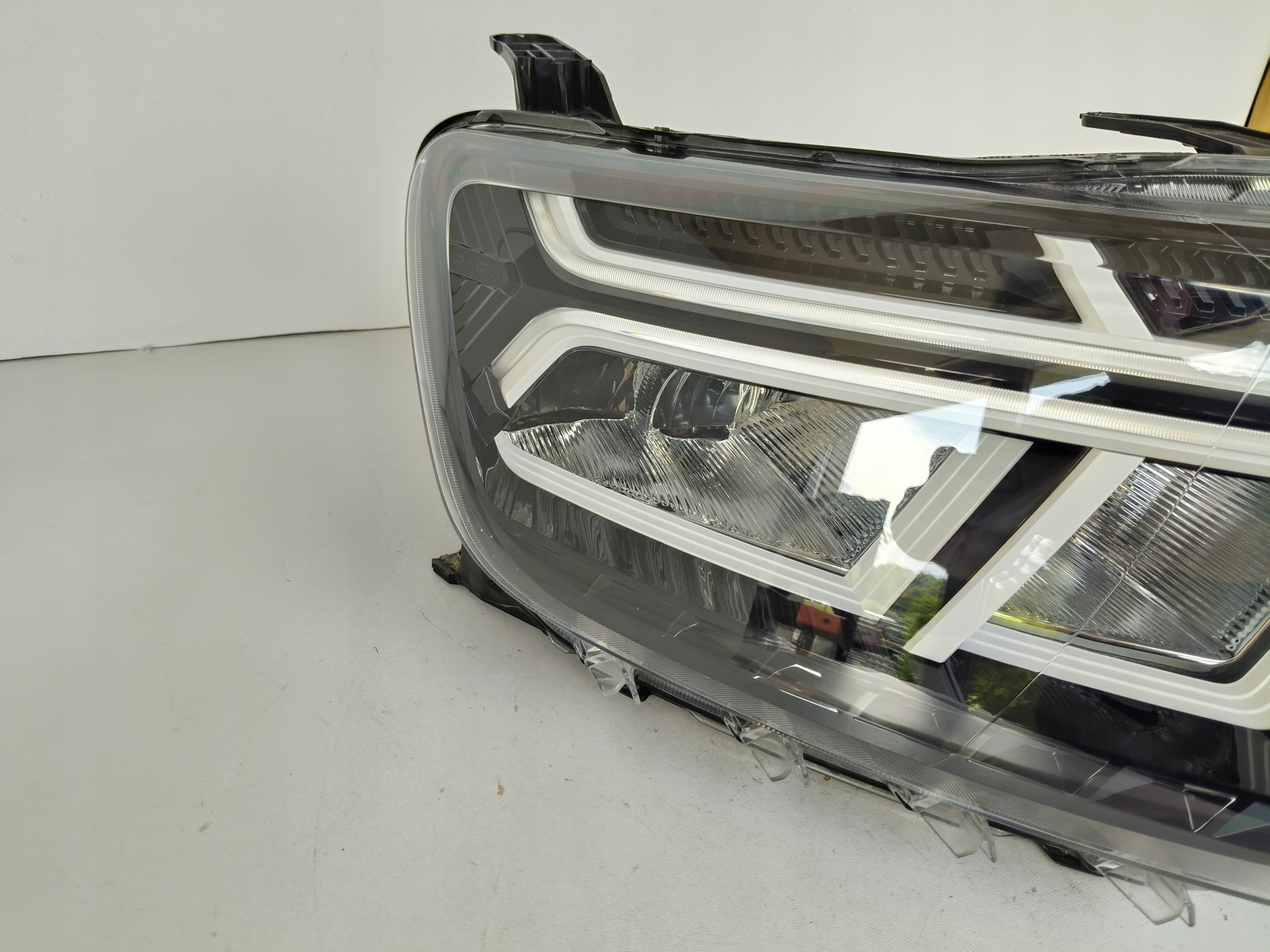 light right REFLEKTOR DACIA DUSTER II 21- LIFT FULL LED
