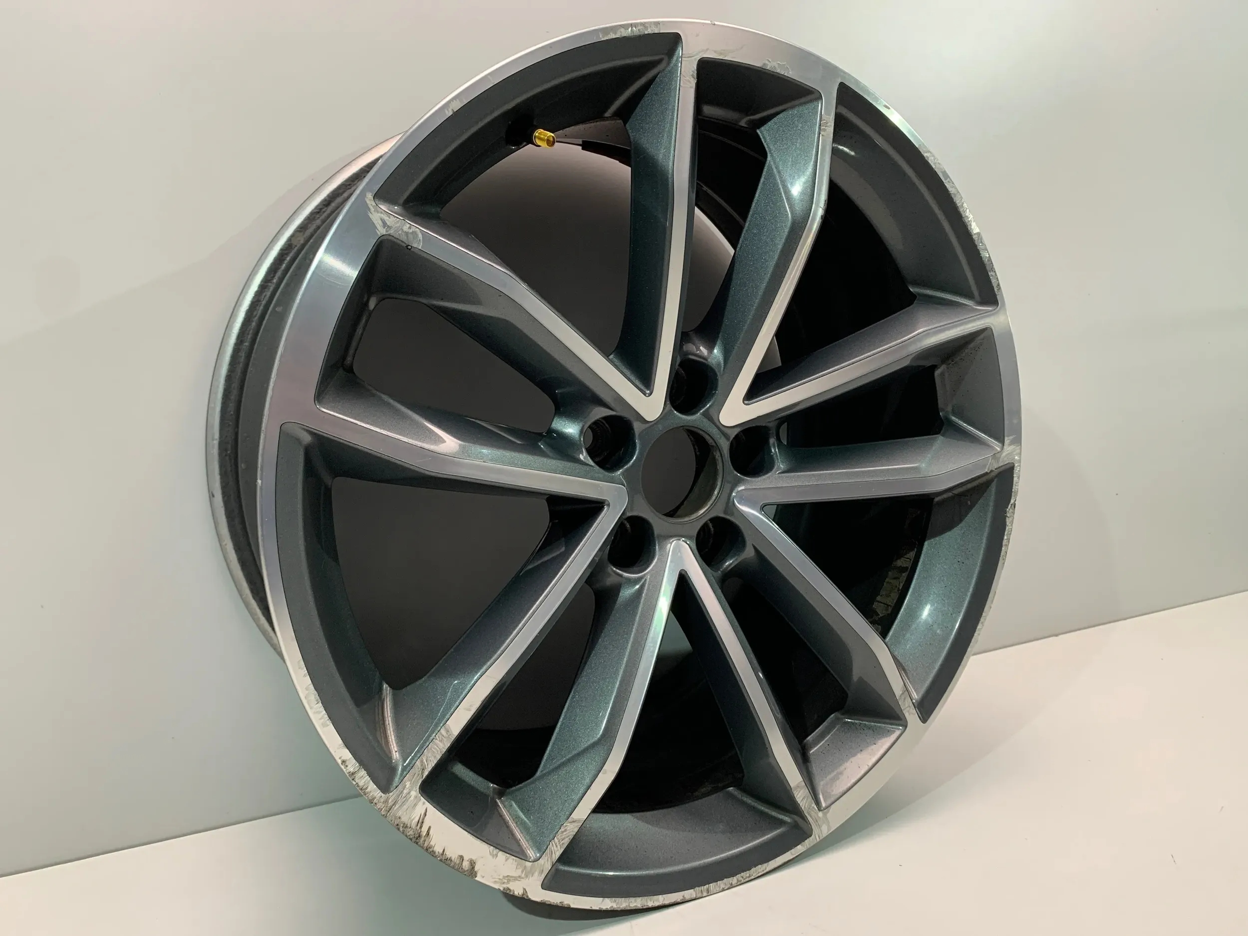 AUDI S5 A5 8W S4 A4 B9 FELGA ALUMINIOWA 8,5J R19 ET32 8W0601025DF Kod producenta 8W0601025DF