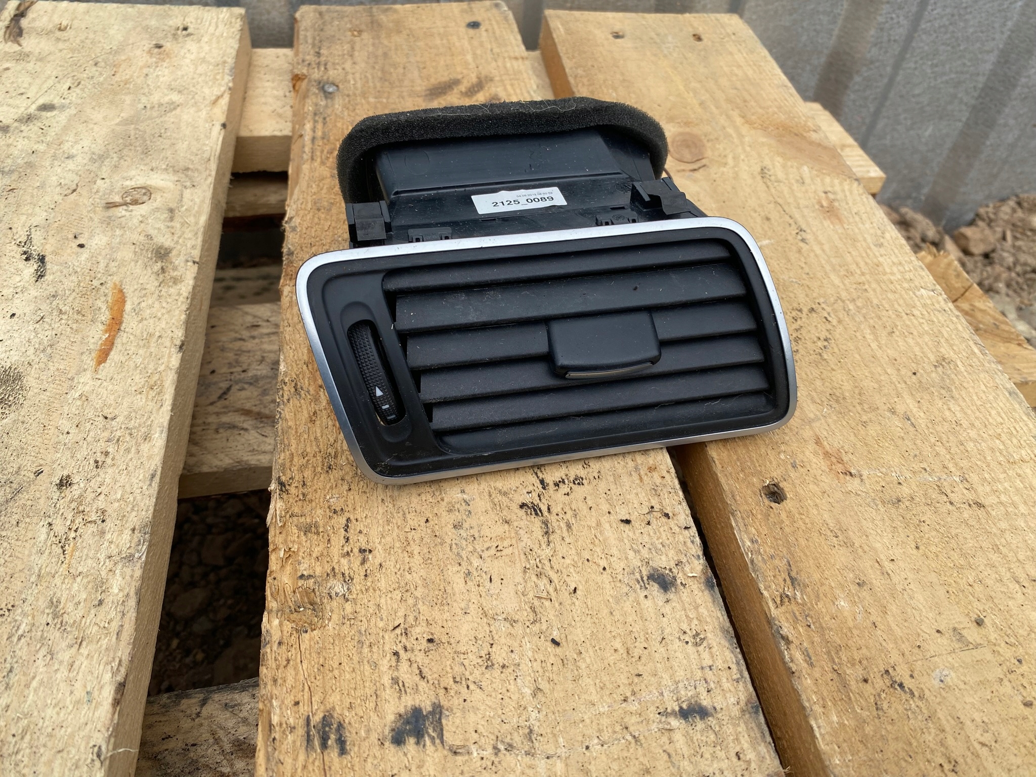 grid air conditioning devices right front VOLKSWAGEN PASSAT B7 3AB819702A