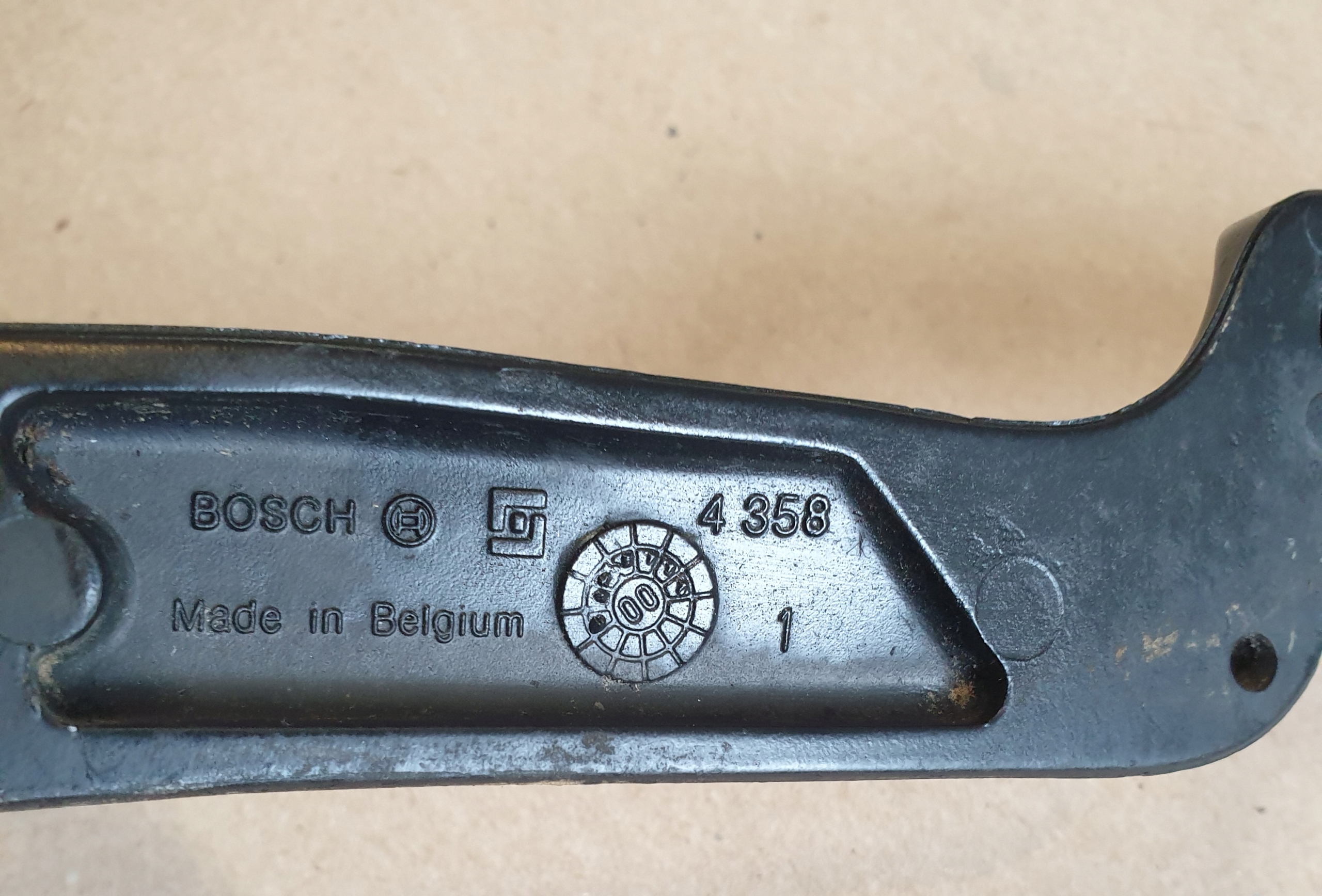 wiper arm left front VW POLO III 6N2 OE EUROPA