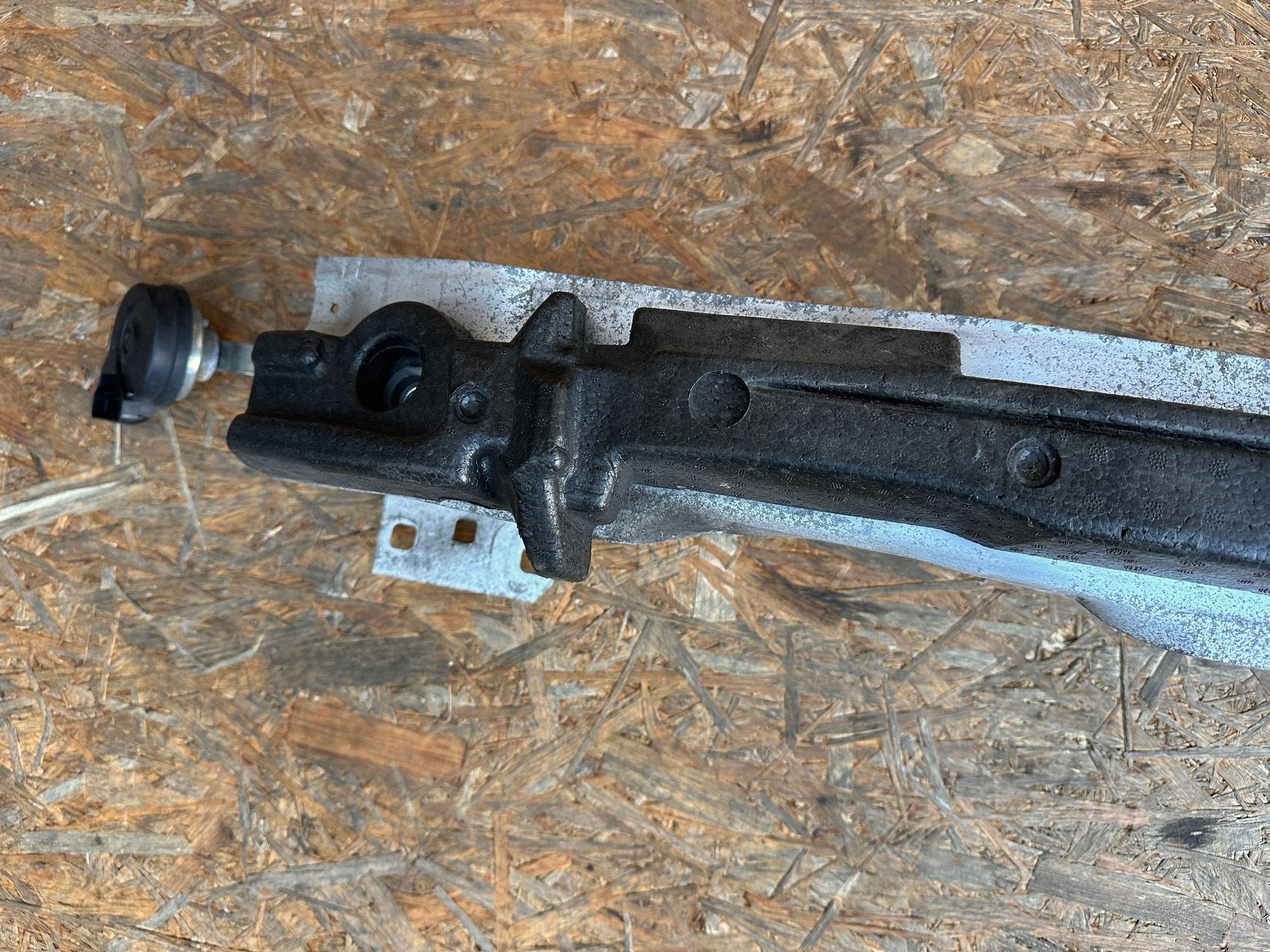 AUDI A3 S3 8V výztuha předního nárazníku předek špička ABSORBER 8V0807109B