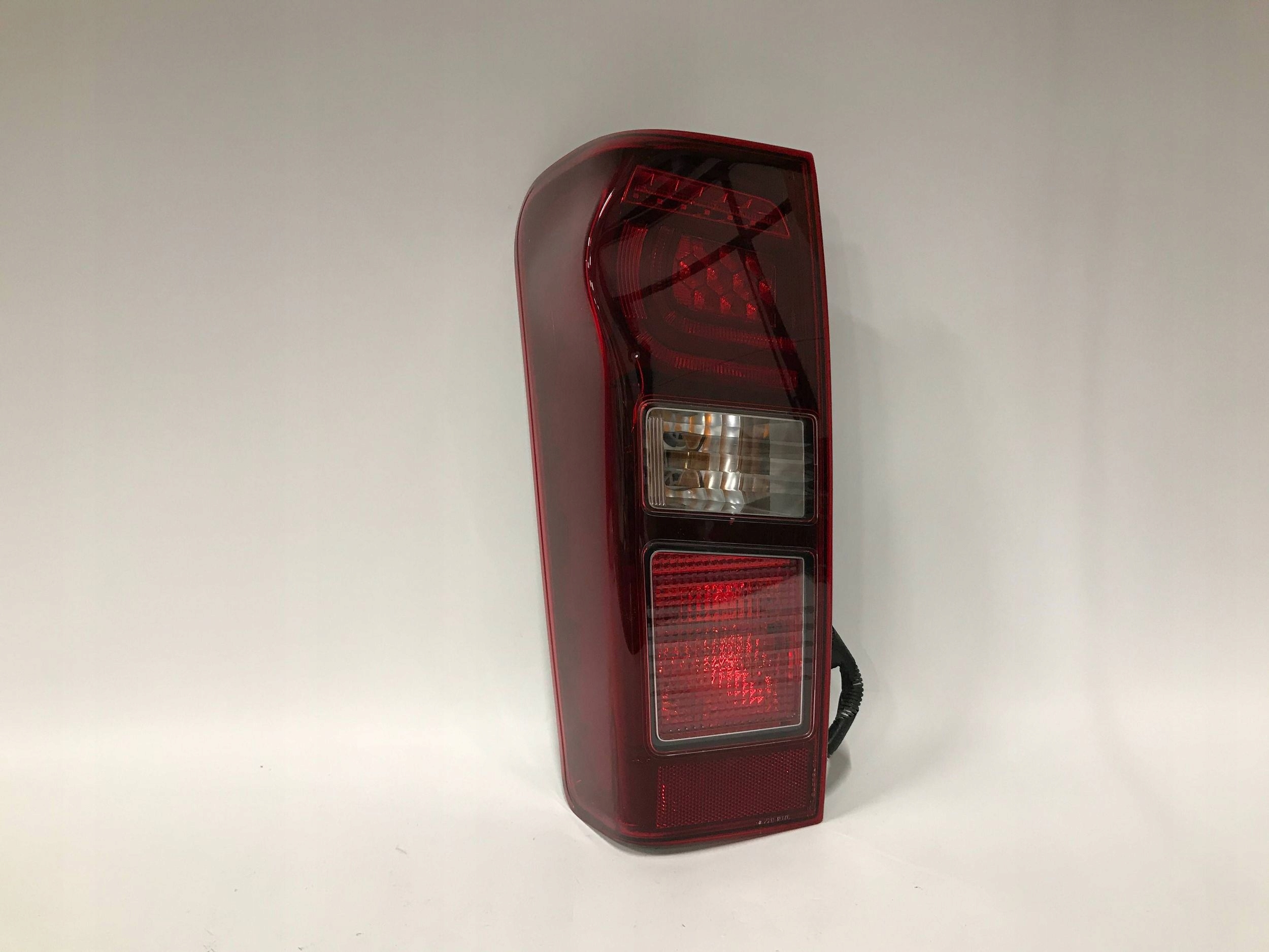 ISUZU D-MAX II 12-16 LAMPA TYLNA LEWA LED EUROPA