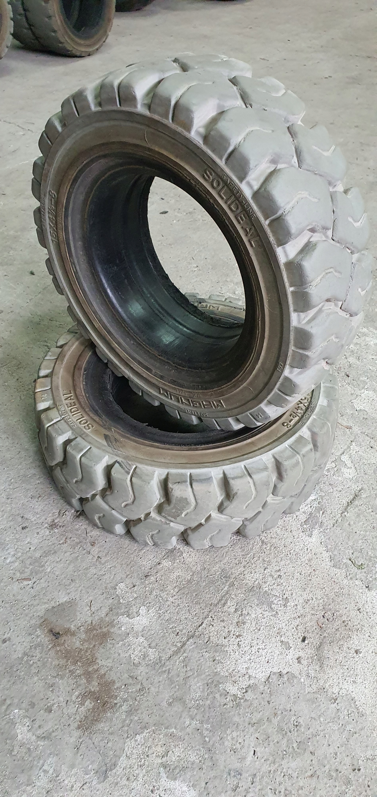 Opona pełna 15x4 1/2-8 125/75-8 Solideal Producent części Solideal