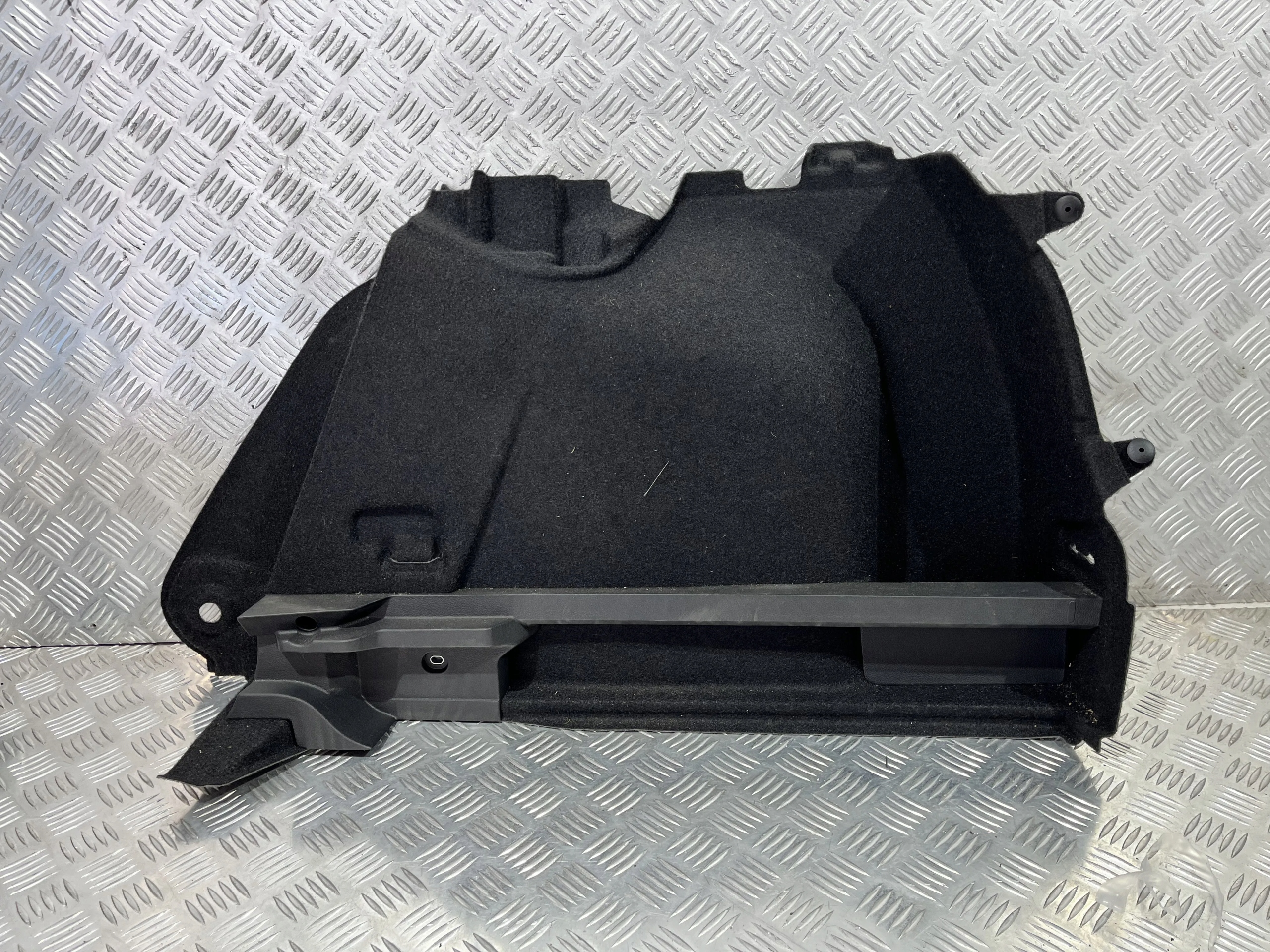 BOCZEK BAGAŻNIKA PRAWY VW GOLF VIII 19- 5H6867428H