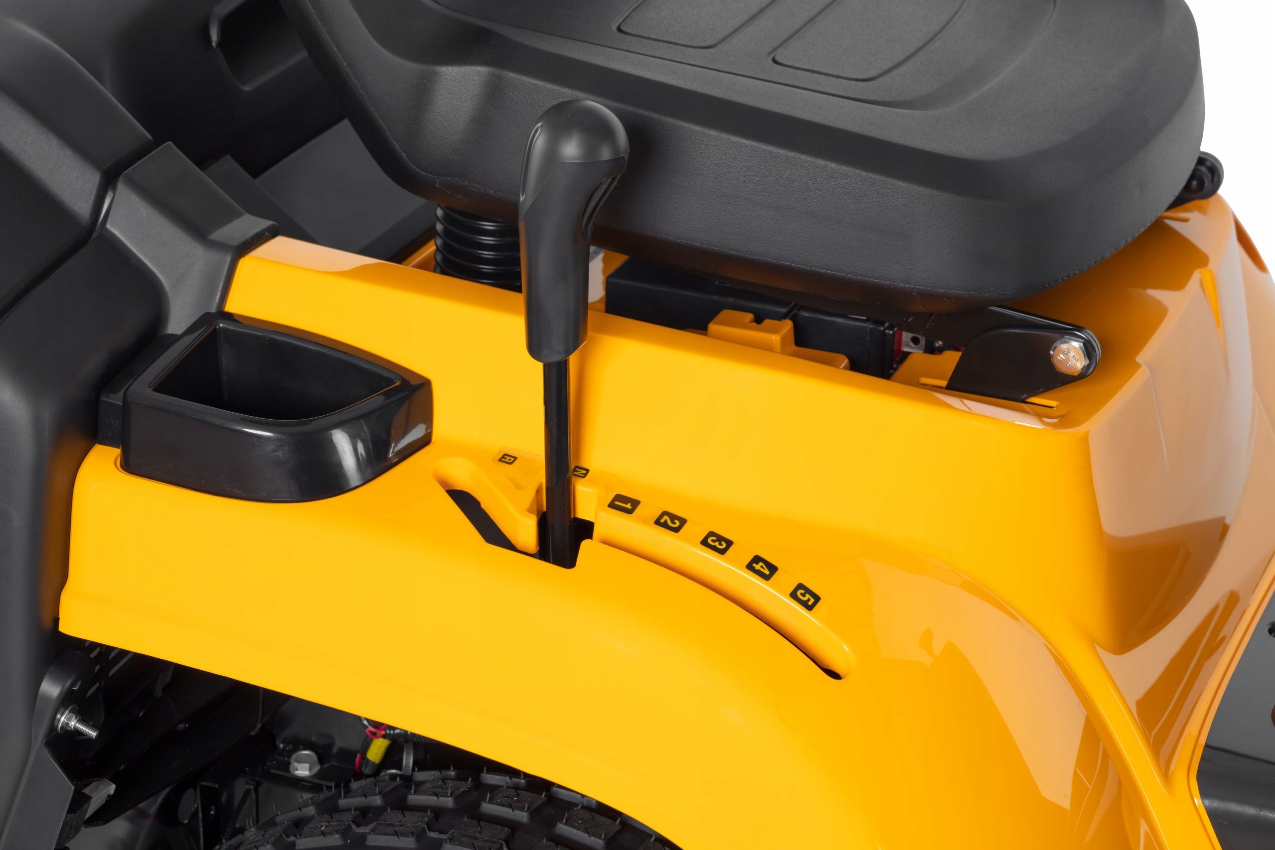 STIGA TRAKTOR OGRODOWY SKRZYNIA MANUALNA ESTATE 384 M 5,8 KW 3W1 84 CM Szerokość koszenia 84 cm