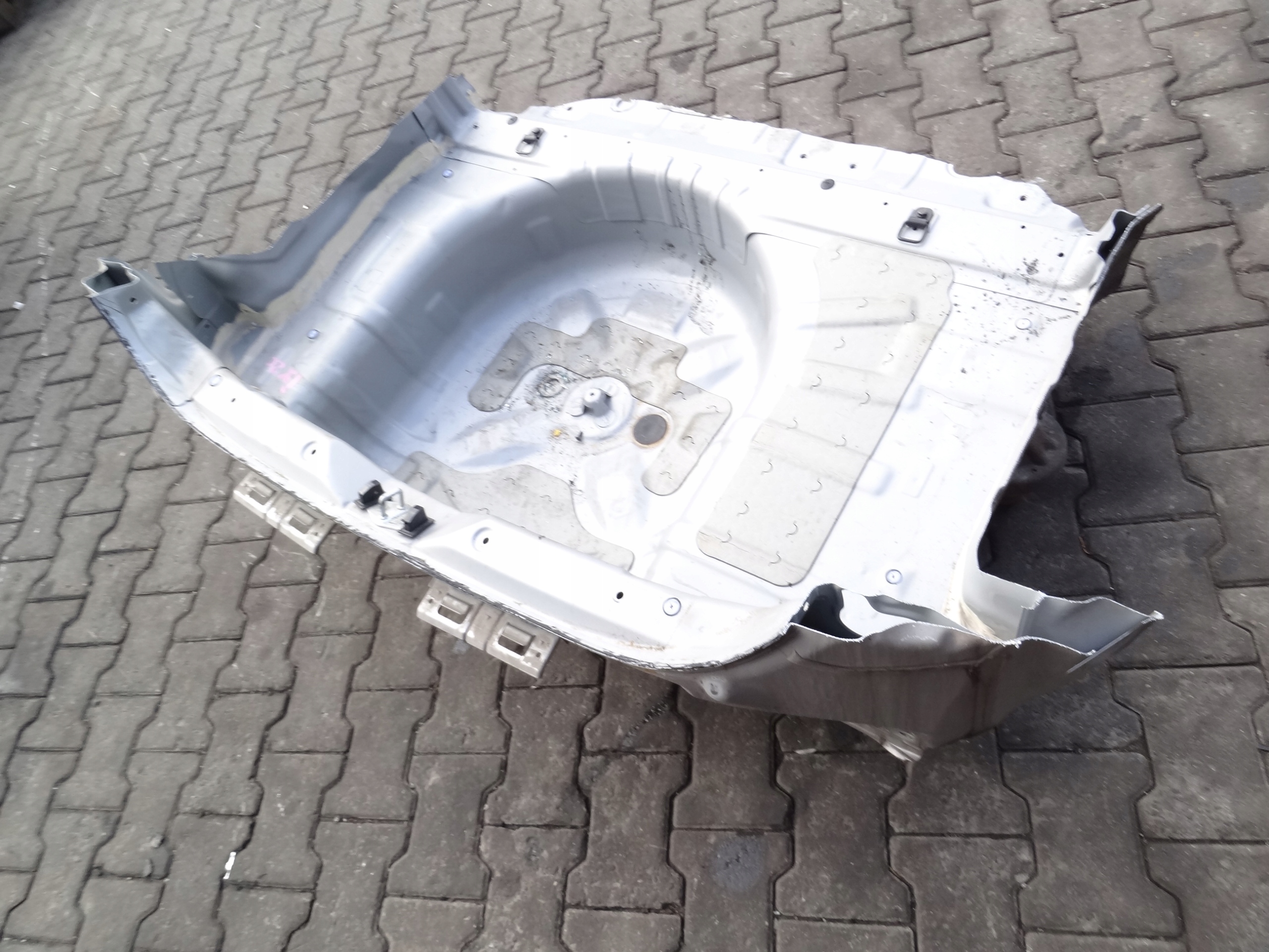 HYUNDAI IX20 2016 PAS TYLNY Z PODLOGA SCIANA ORYGINAL Typ samochodu Samochody osobowe