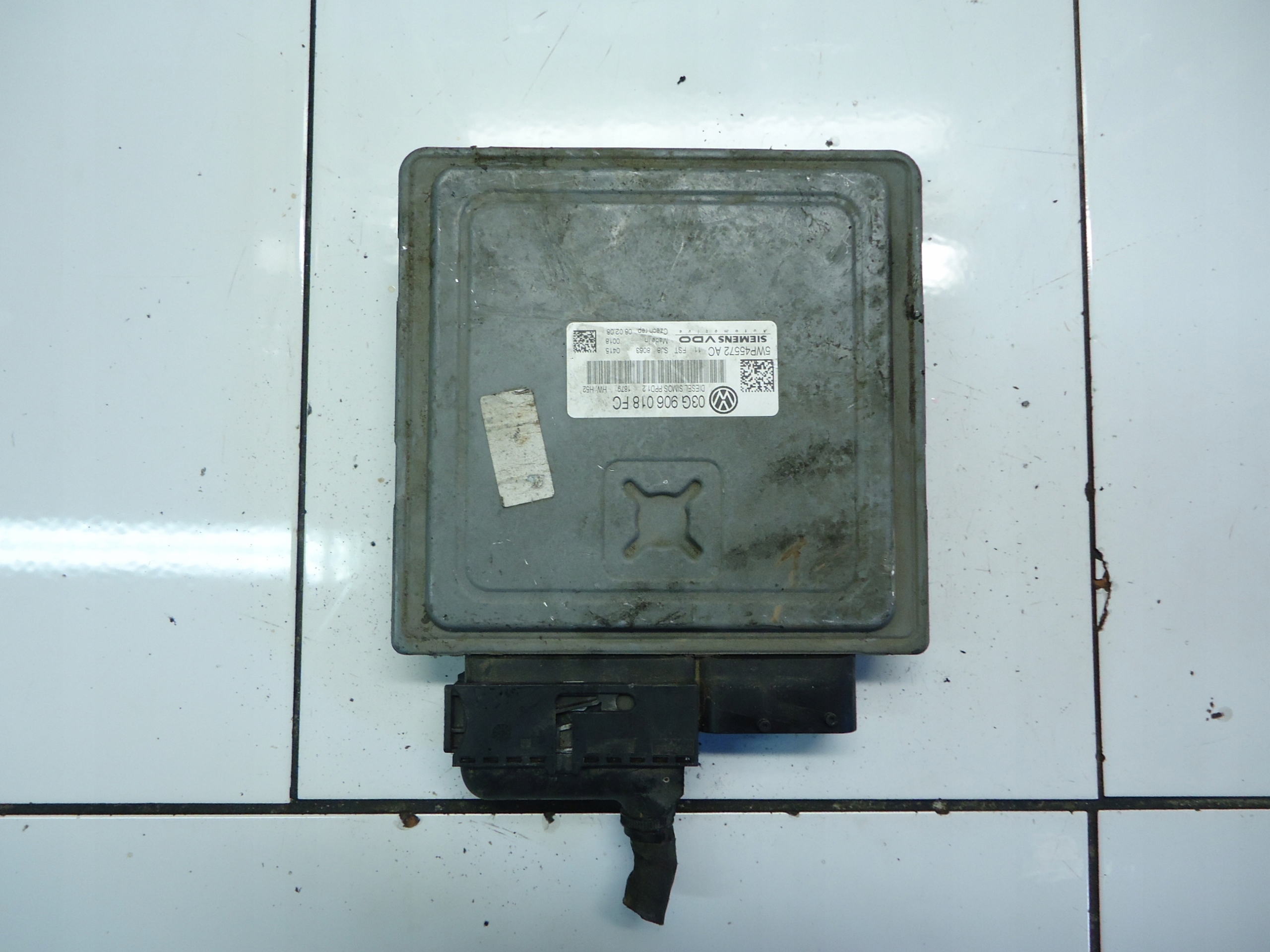 VW GOLF VI 2.0TDI computer control unit of the engine 03G906018FC