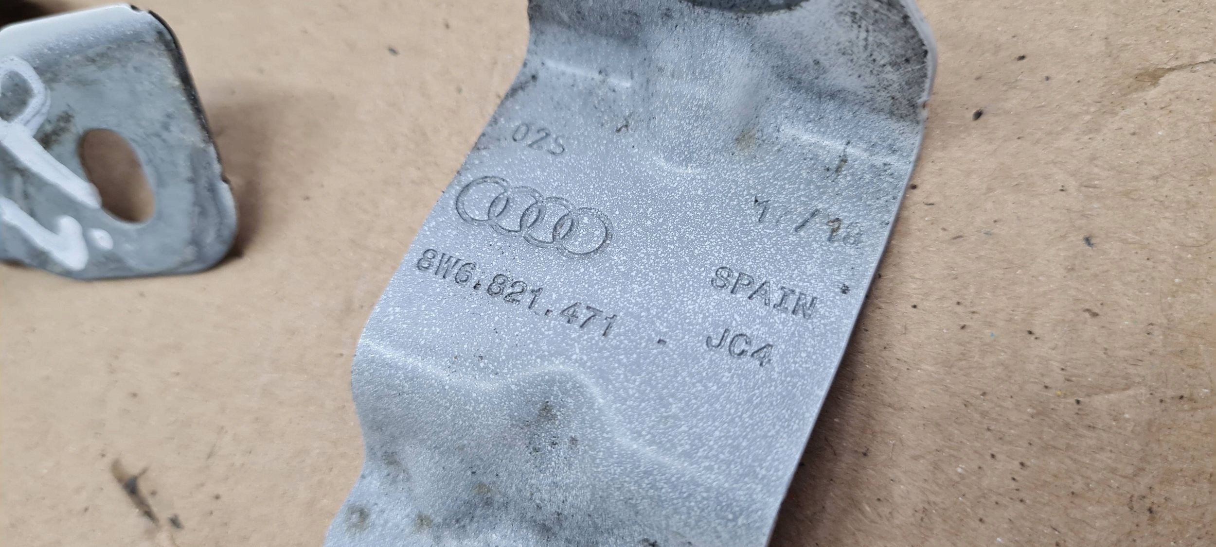 S5 8W A5 bracket holder of a fender left left front LY9C 8W6821433
