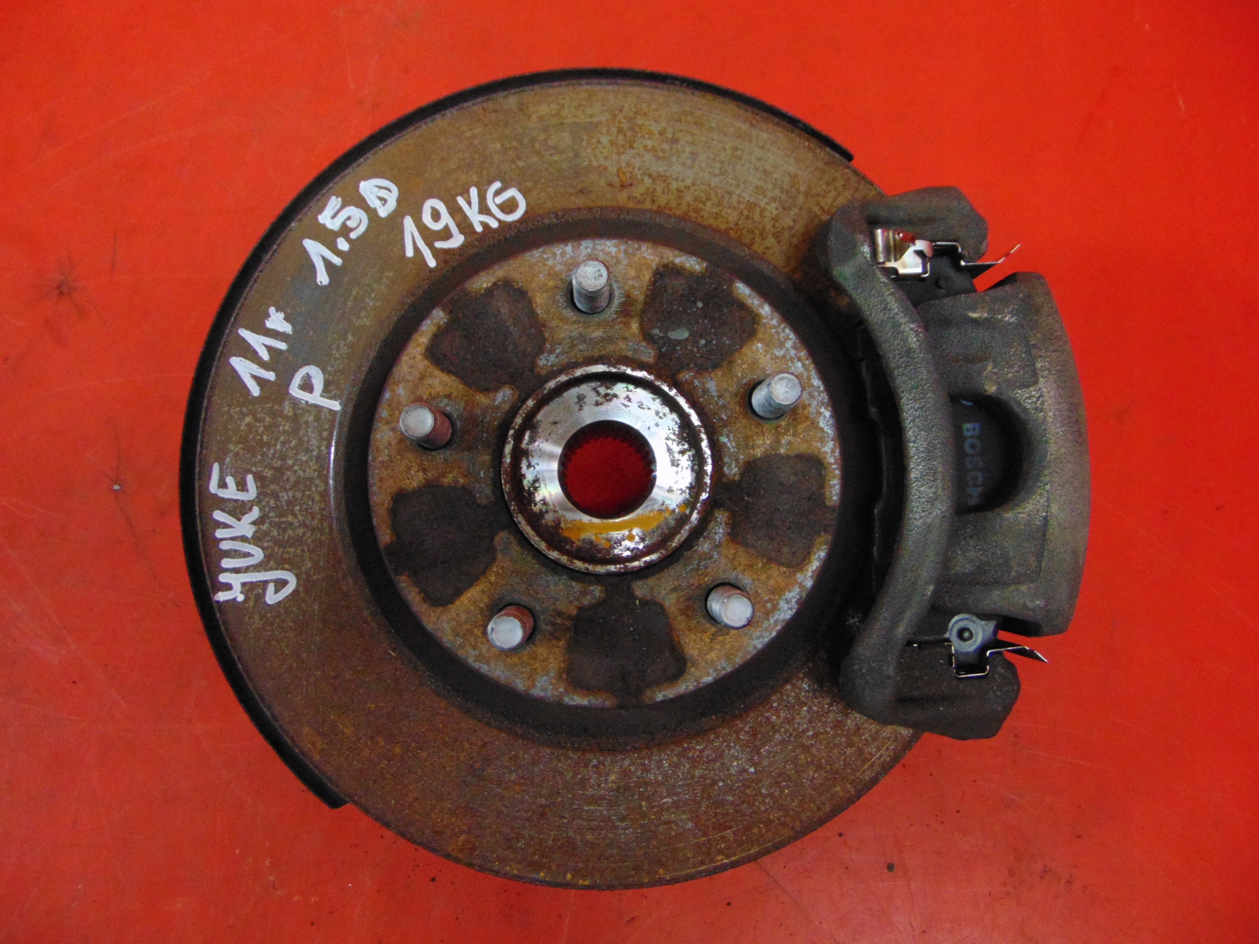 NISSAN JUKE and F15 1.5 DCI swing right front