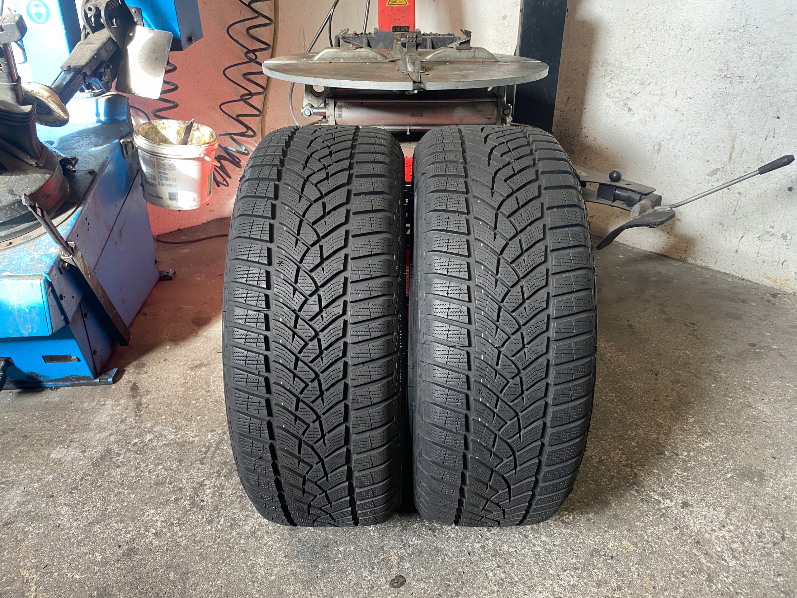 2 tyres winter 225/55R17 GOODYEAR Ultra Grip Performance + 7,5mm