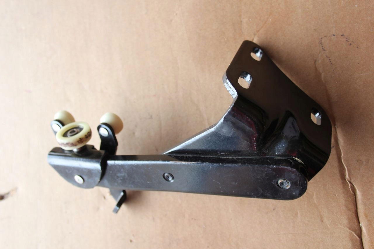 UCHWYT ROLKA DRZWI LEWY BOK VW CADDY IV 2K0843397B Part number 2K0843397B