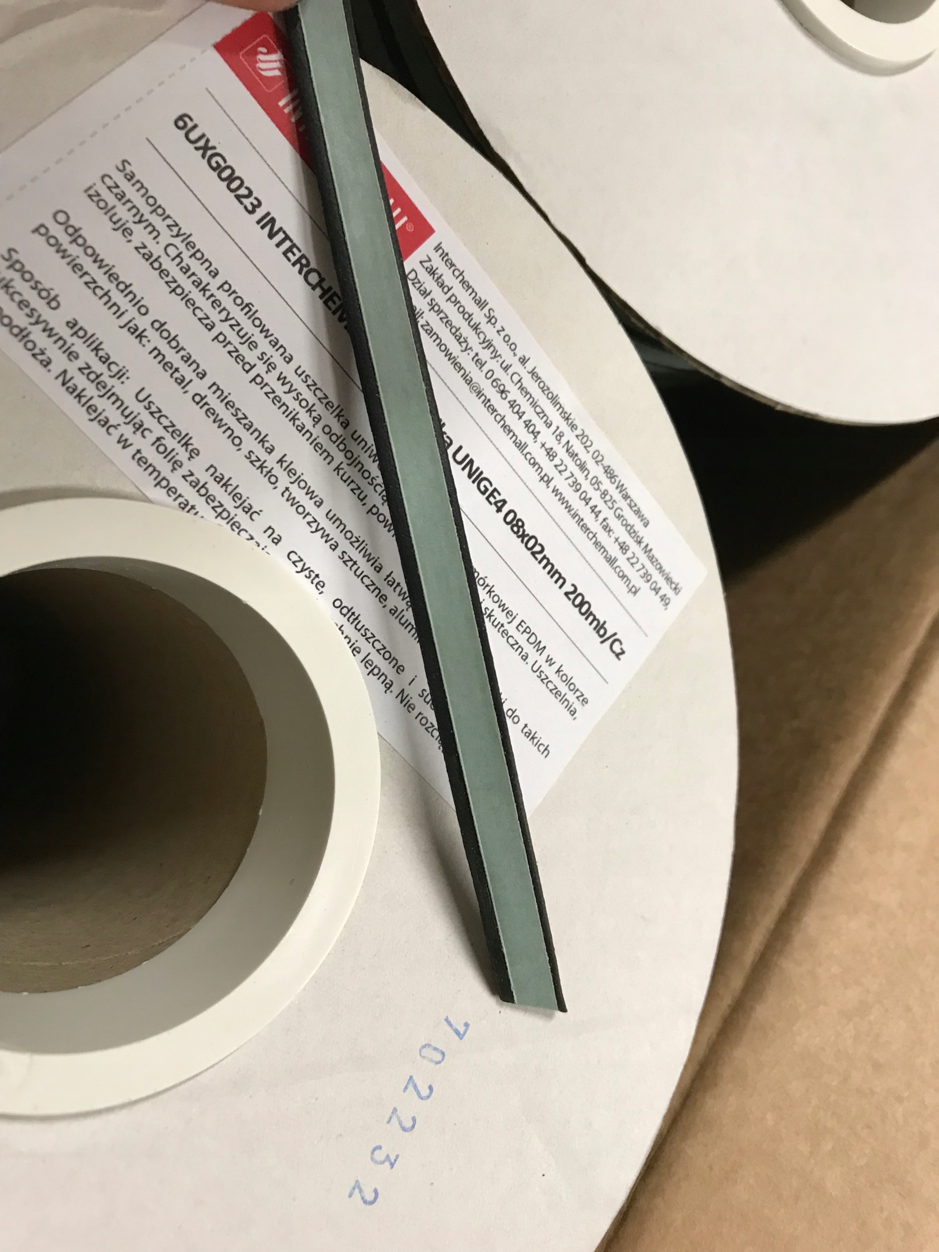 Uszczelka samoprzylepna EPDM 8mm gr.2mm 50mb Długość 5000 cm