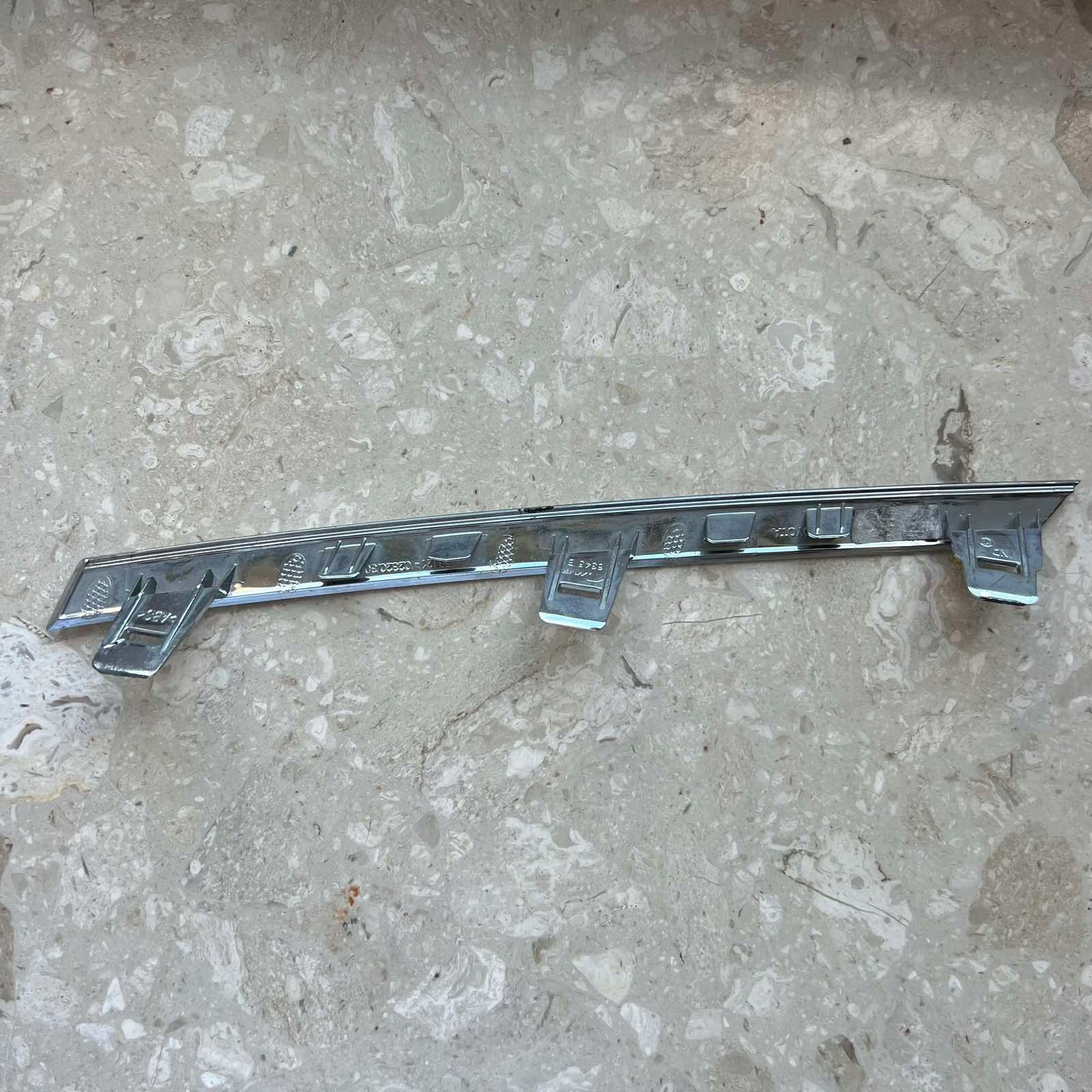 TOYOTA COROLLA E16 E18 moulding Grilla Chrom RH 53121-02320