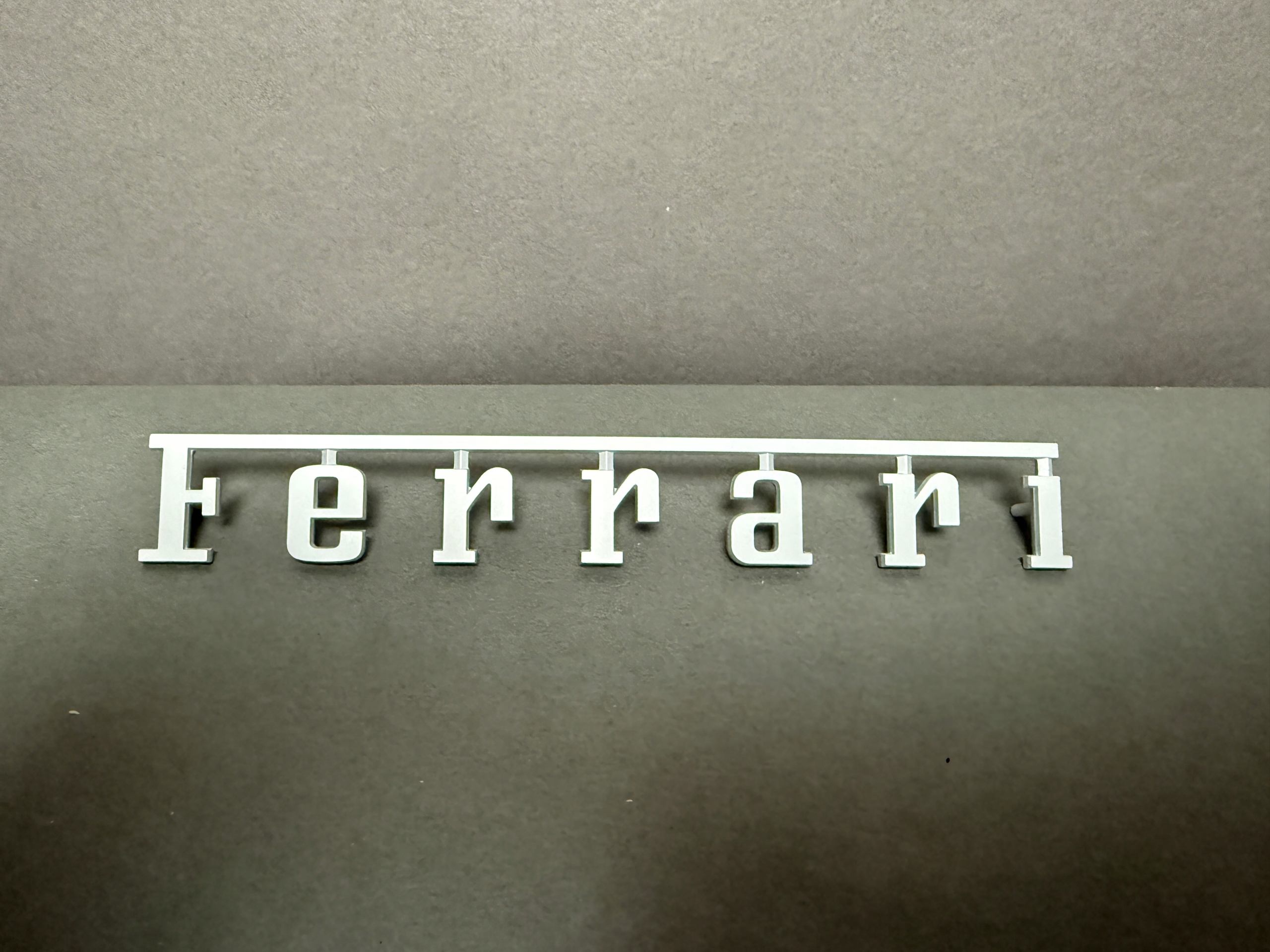 Emblém zadný nápis Ferrari Purosangue strieborný mat 943482