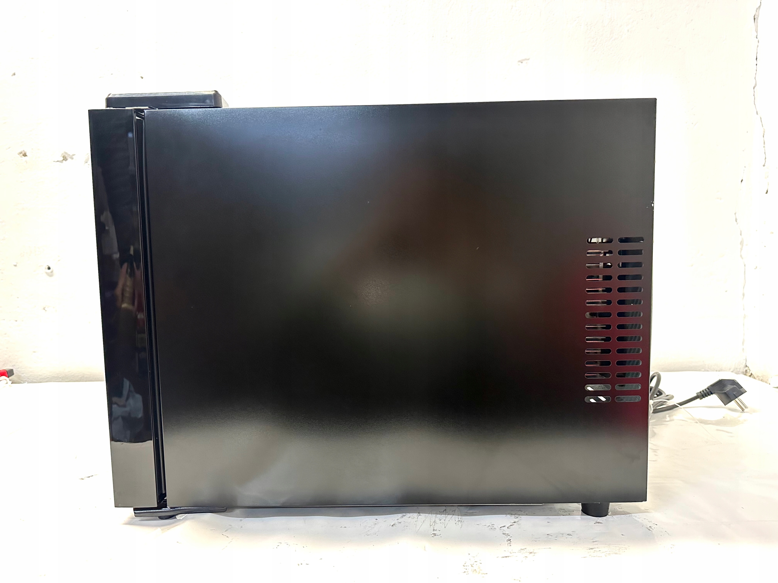 CHŁODZIARKA, LODÓWKA DO WINA Livoo GS153 6 BUTELEK 17L Liczba stref temperatur brak informacji