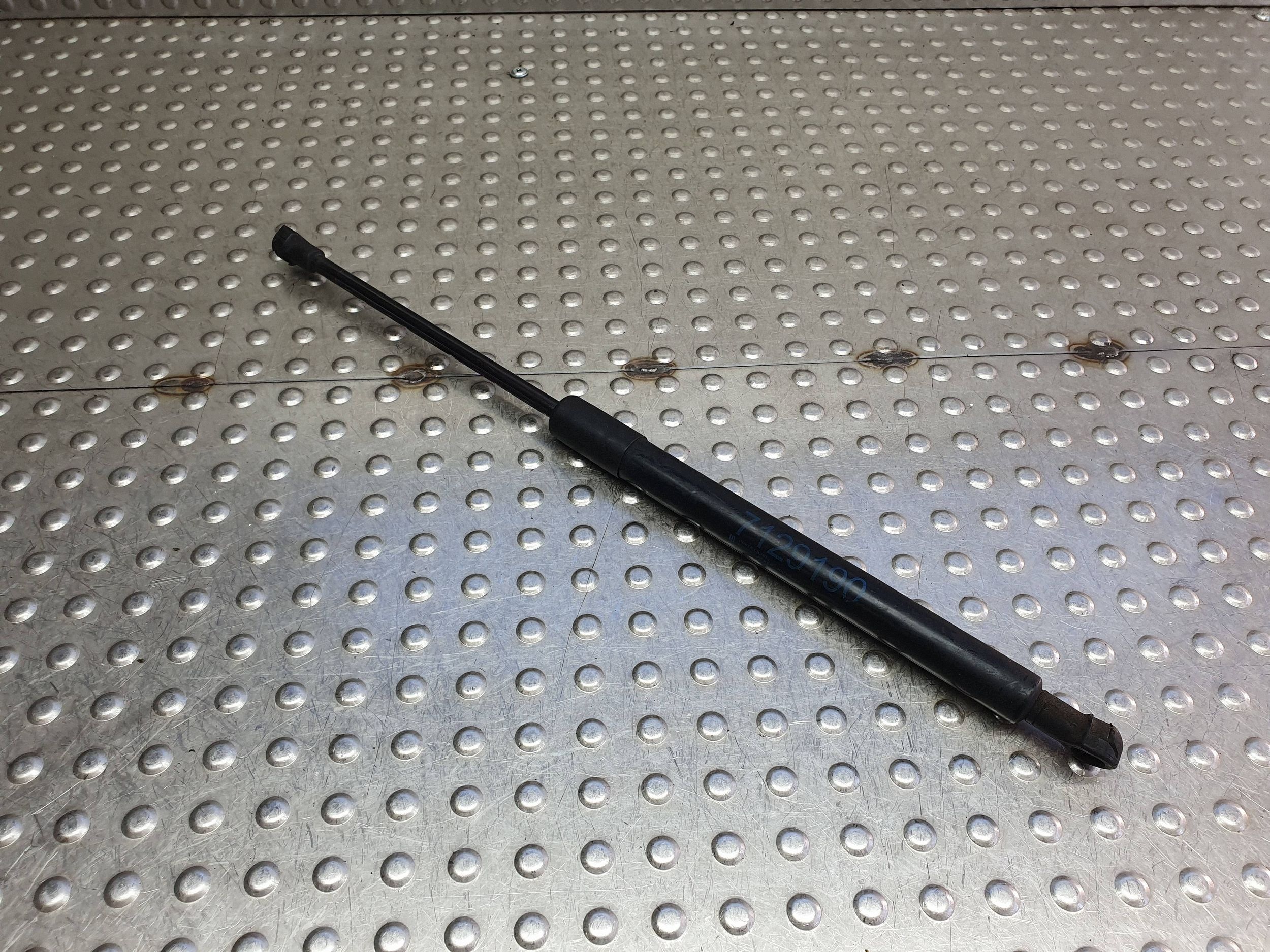 tlumič kapoty levý 7129190 BMW 3 E90 E91 E92 E93