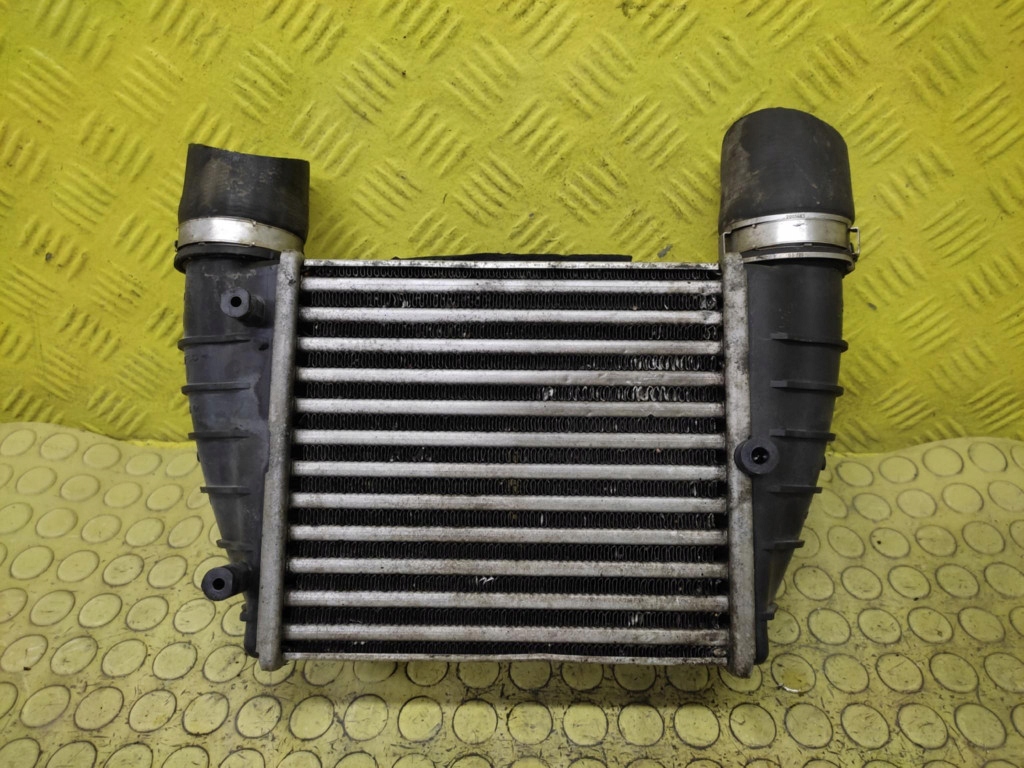 AUDI A4 B7 2.0 intercooler 8E0145806M