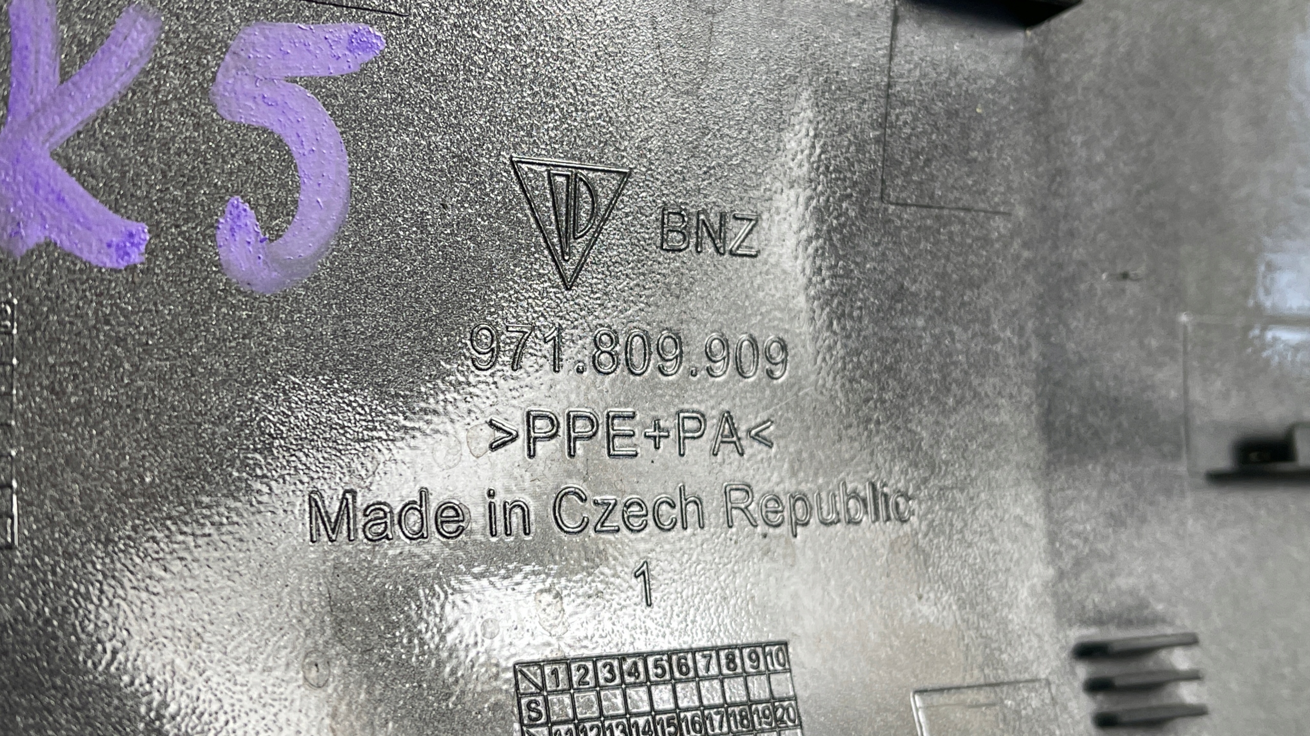 PORSCHE PANAMERA 971 KLAPKA WLEWU PALIWA Part number 971809909