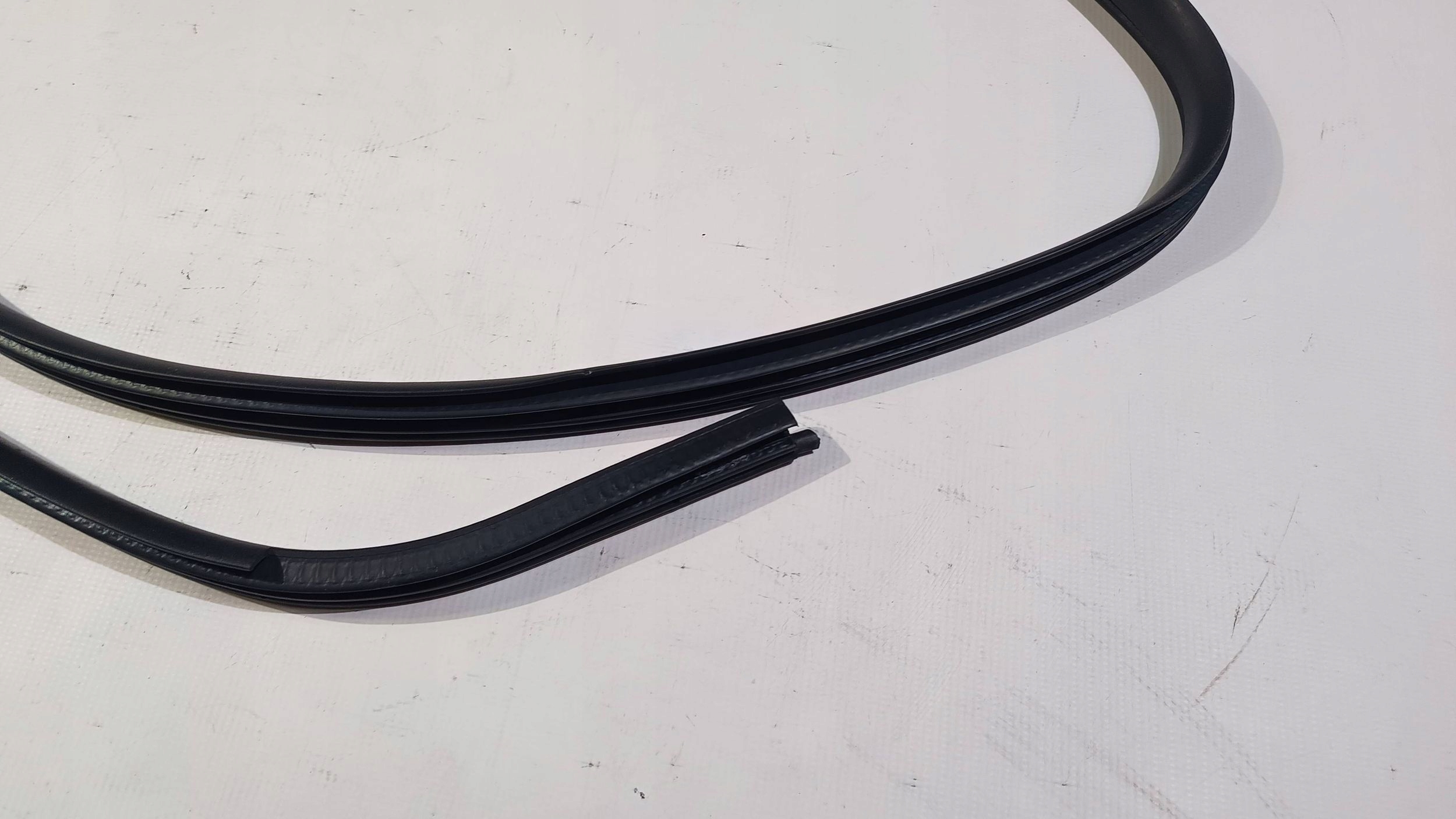 rubber gasket right door przednich front prawych Ford Explorer V 2016