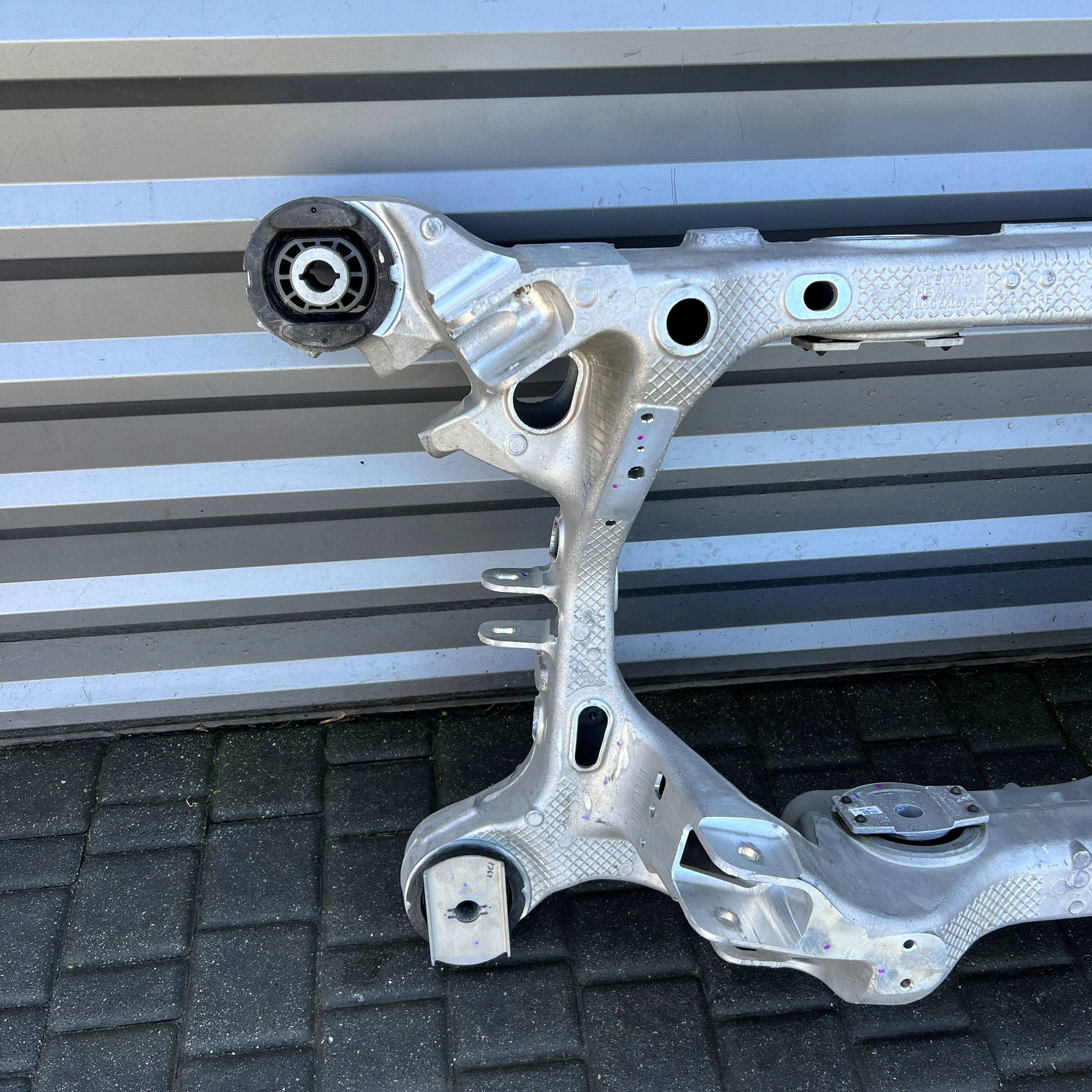 Ford Mustang Mach-E Wózek sanki tył LJ9C-5K067-AC Producent części Ford OE