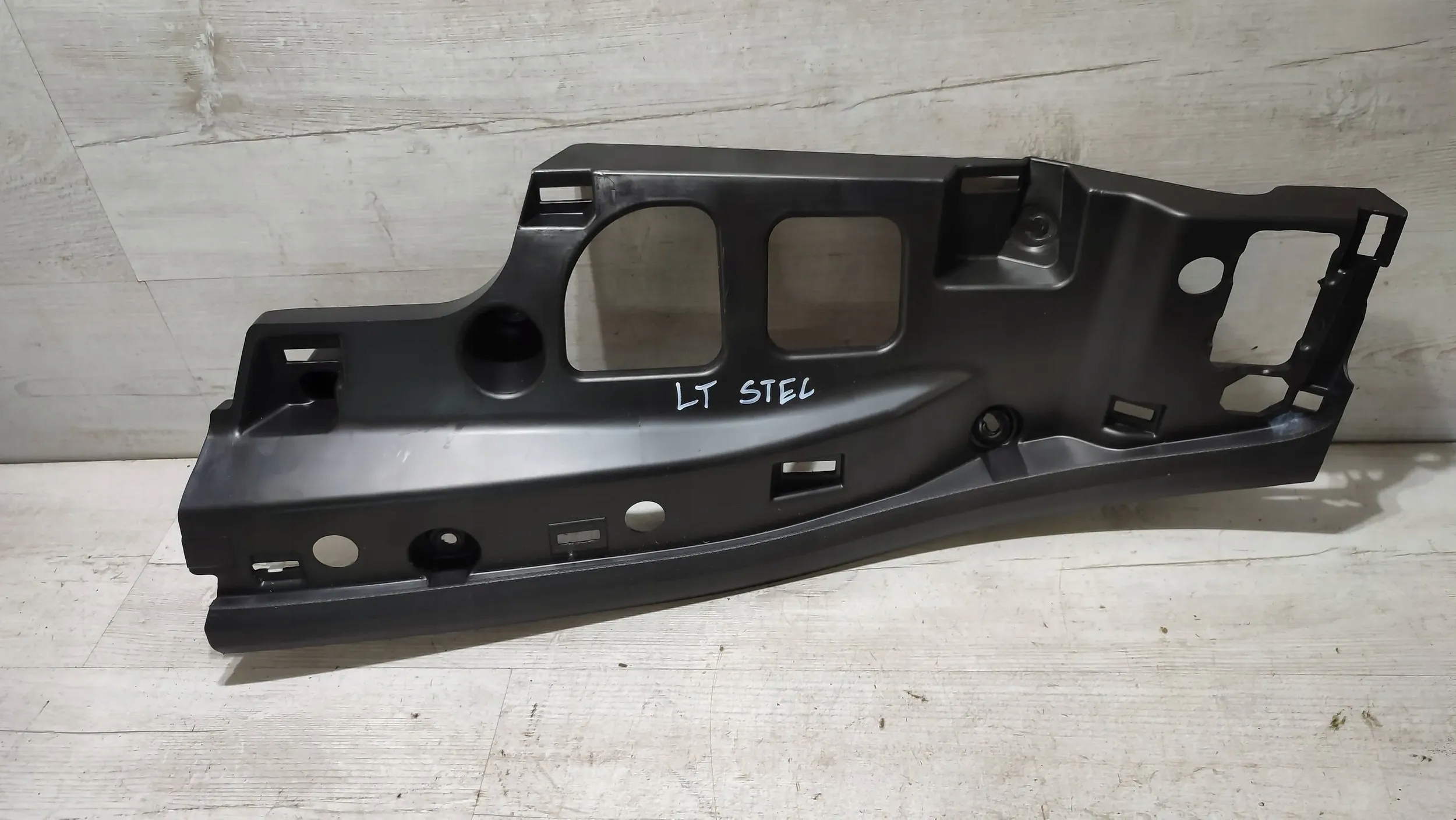 Alfa Romeo Stelvio 2.0T 21r. holder kanapy left rear part