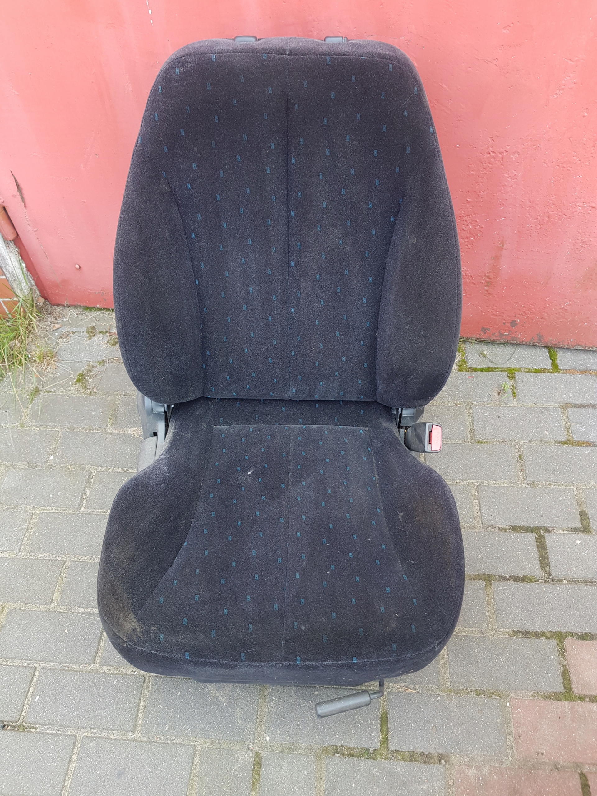 Стілець правий Hyundai Теракан Європа чорний велюр