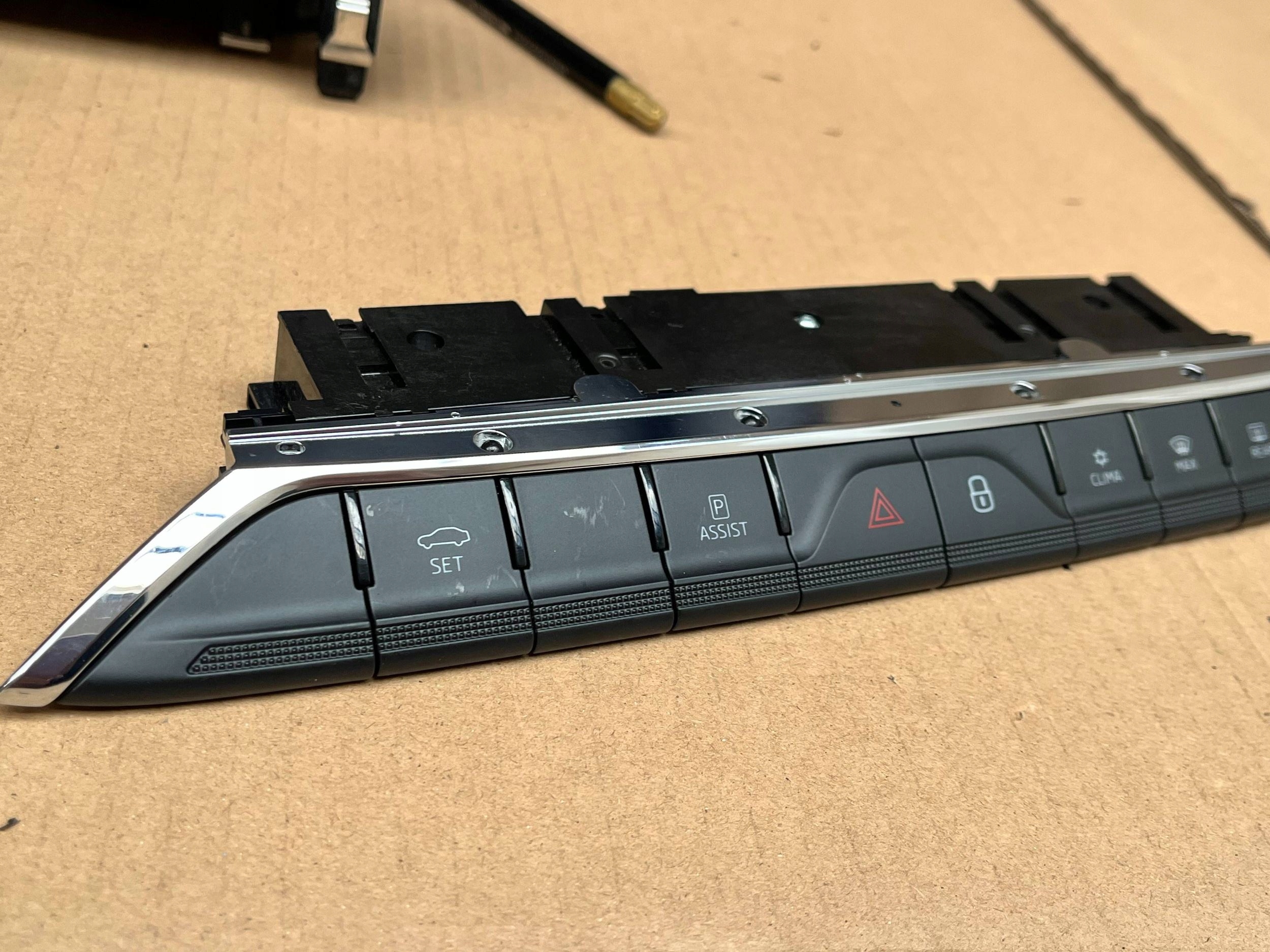 SKODA OCTAVIA IV COMBI 2,0TDI 110KW 2023R PANEL controls 5E3925200F !J