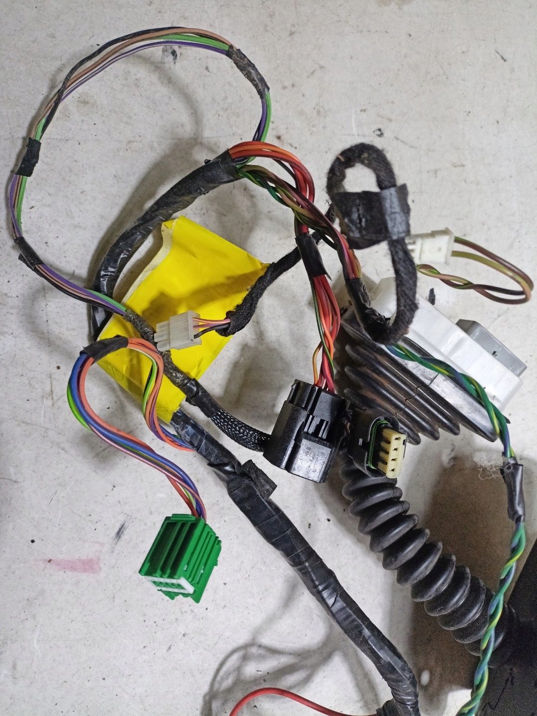 bundle wiring door front right side Chrysler Town and Country