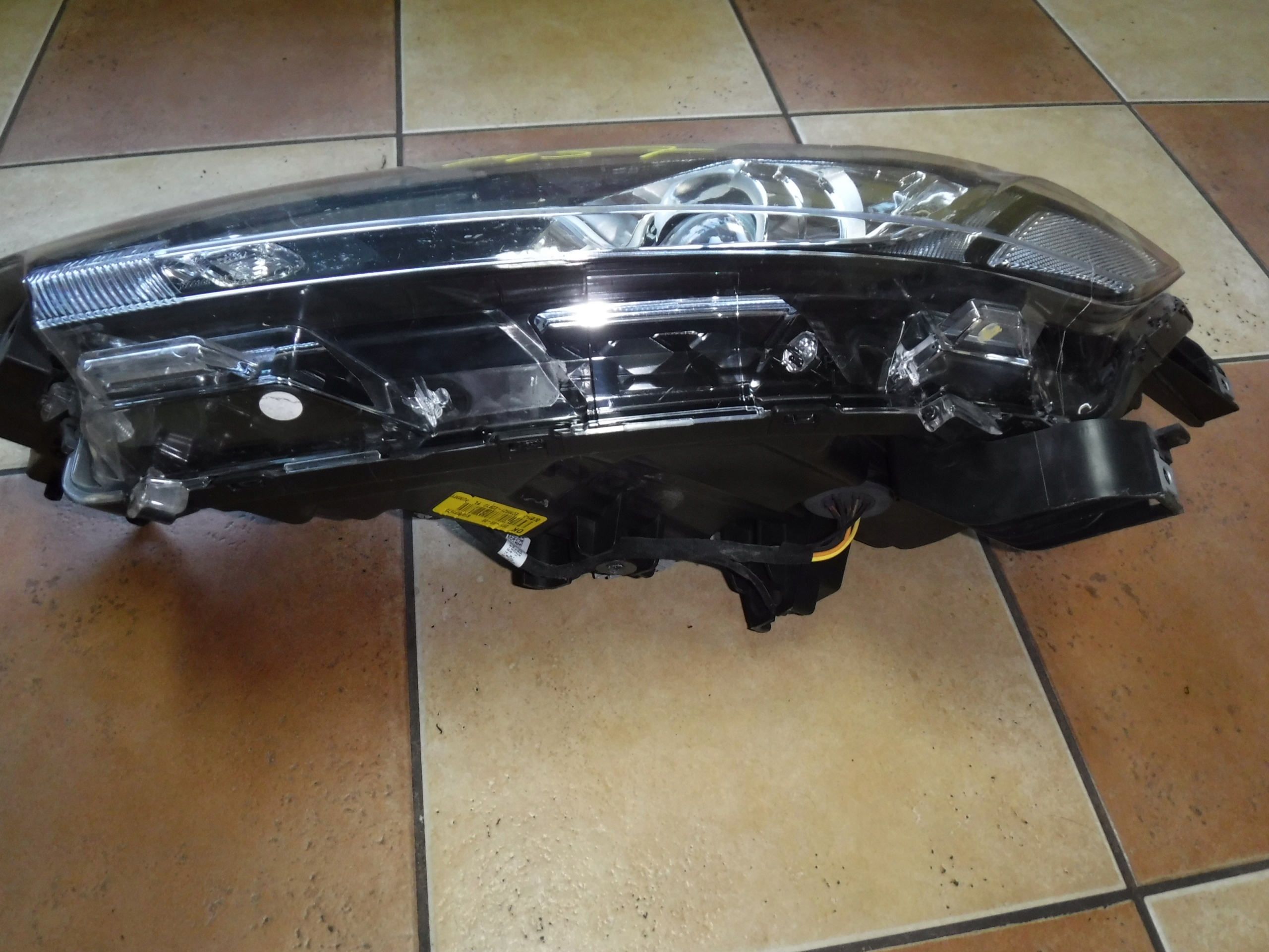 LAMPA PRZÓD PRZEDNIA OUTLANDER III ECM921-22A10 Producent części Mitsubishi OE