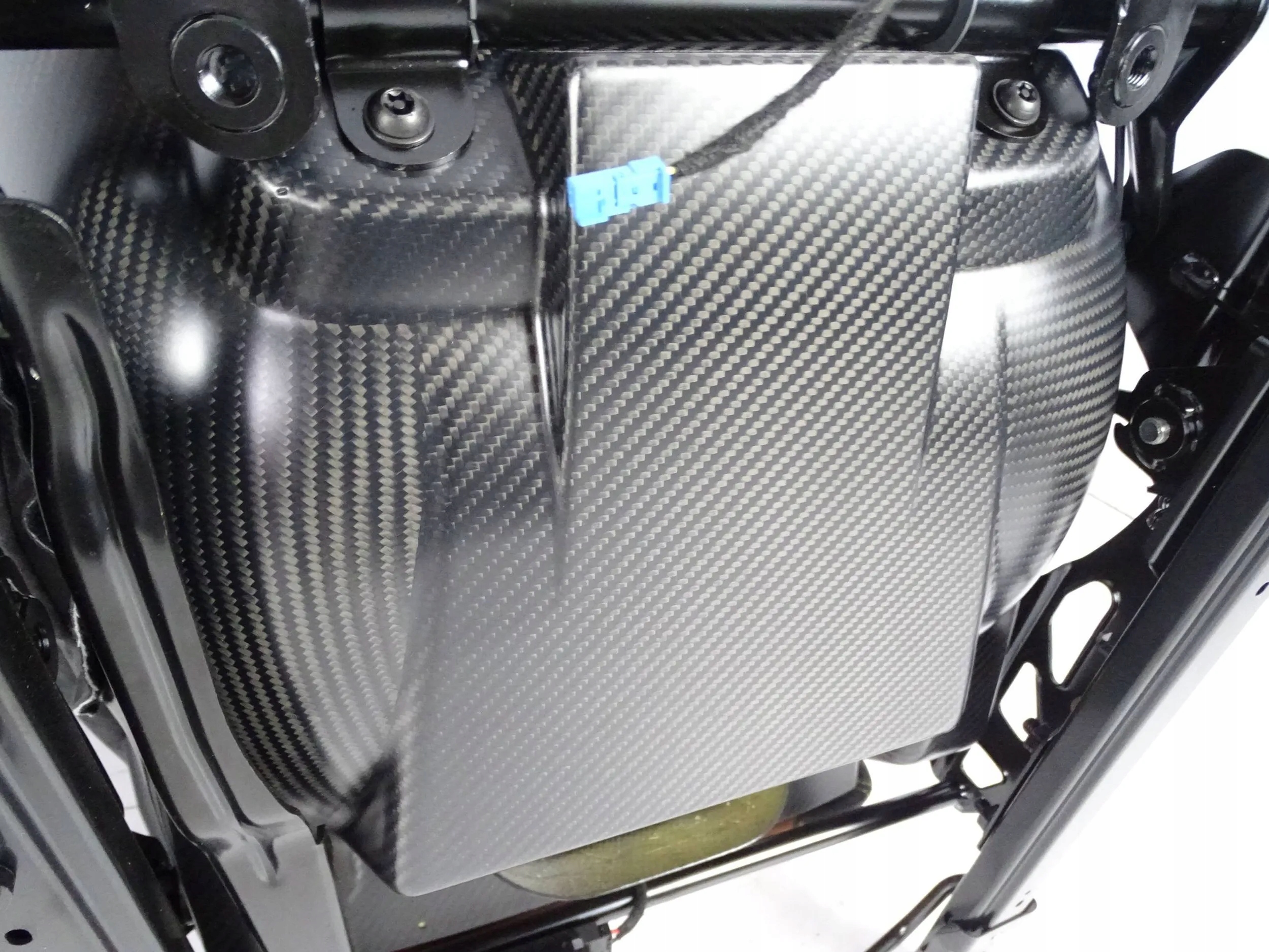 кресла MASERATI MC20 M240 ALFA ROMEO Carbon