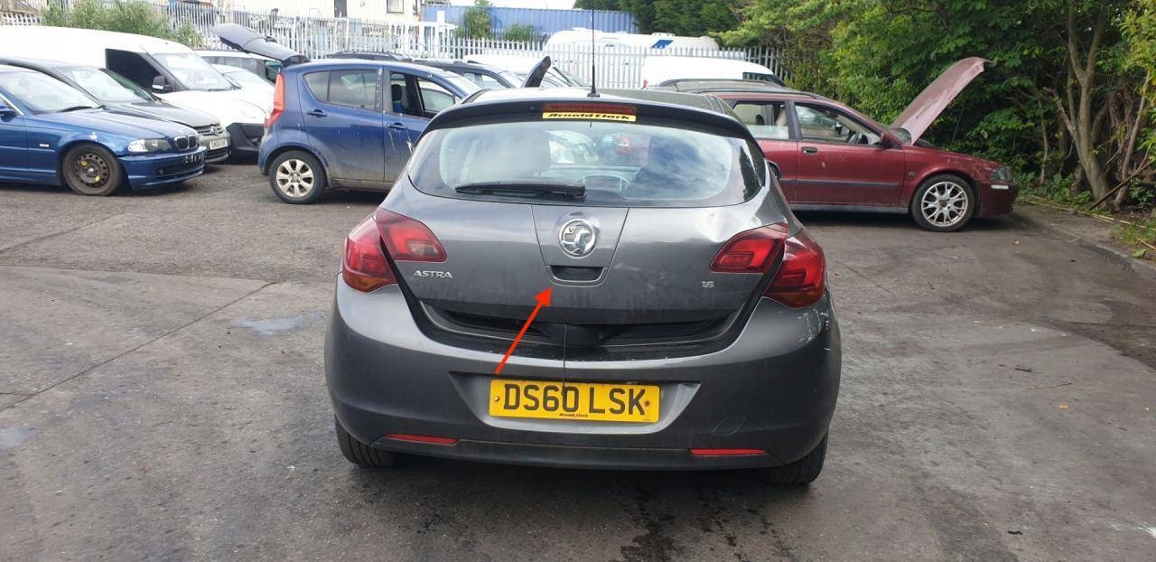 handle bonnet boot Opel Astra J 2010 13271374