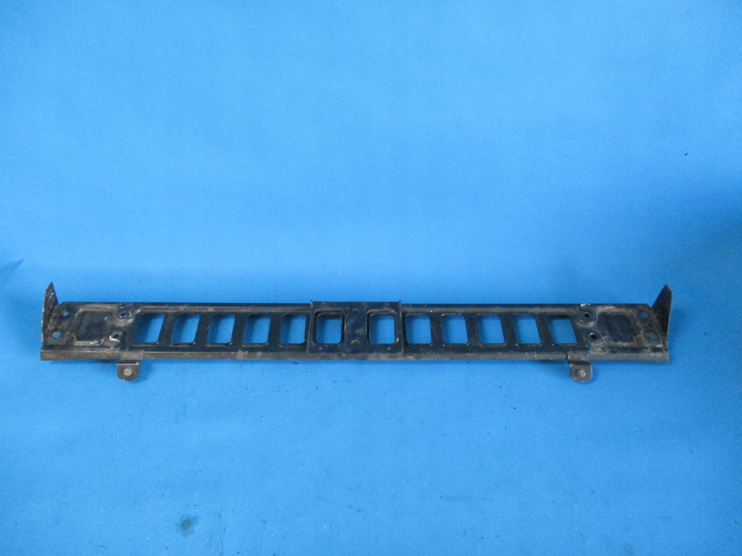 BELKA POD CHŁODNICE G-KLASA W460 W461