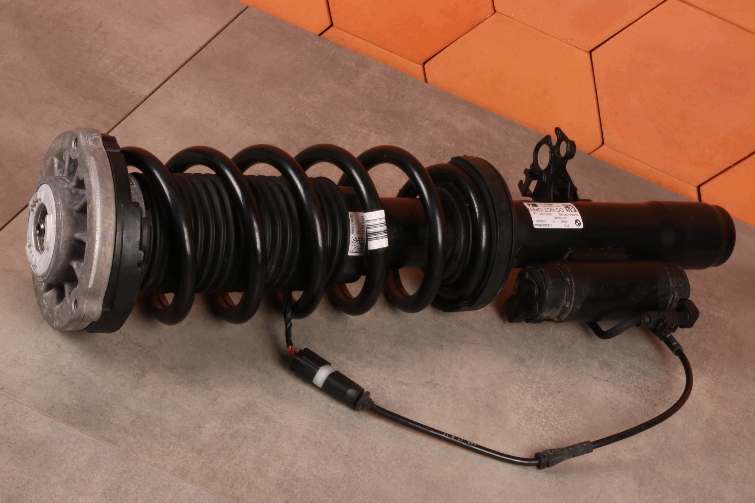 BMW 5' G30 G30 LCI shock absorber left front front XDRIVE VDC VDM 6866393