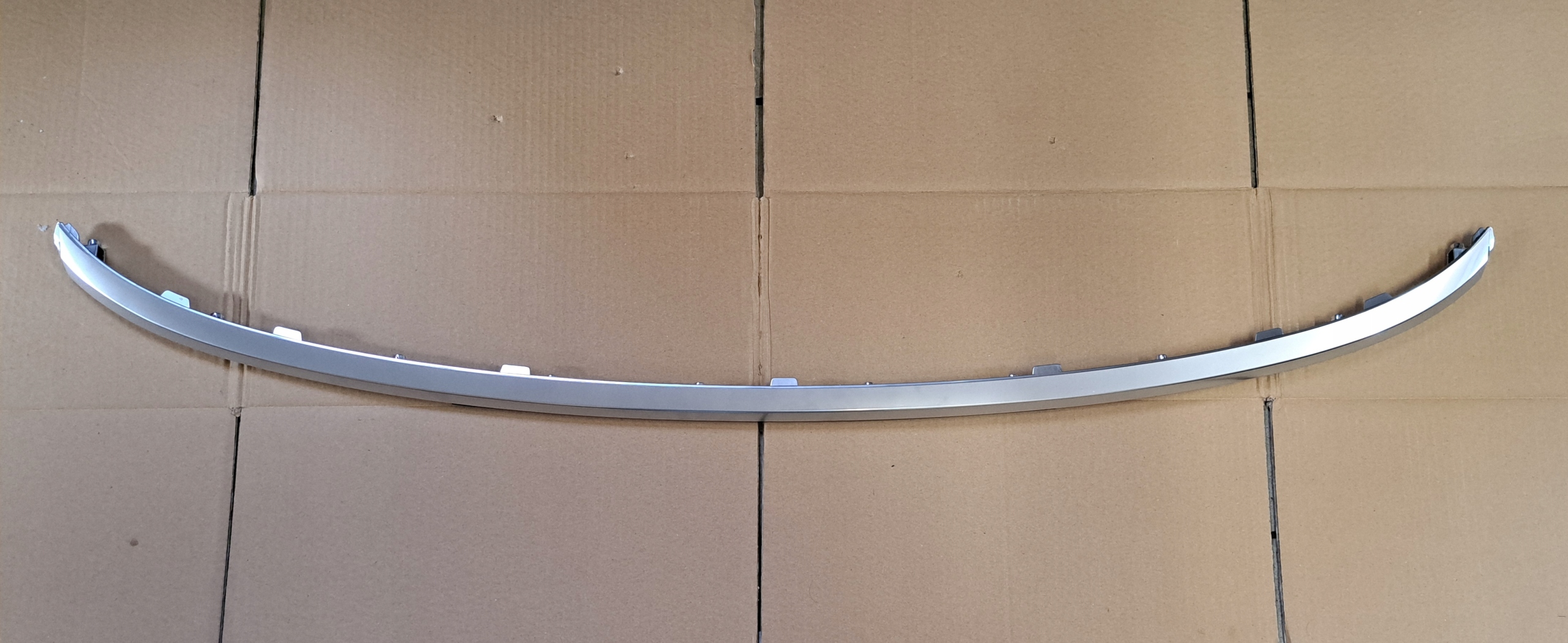 87229-R2000 - KIA SPORTAGE V 5 ХРОМИРОВАННАЯ НАКЛАДКА ЗАДНЯЯ КРЫШКА