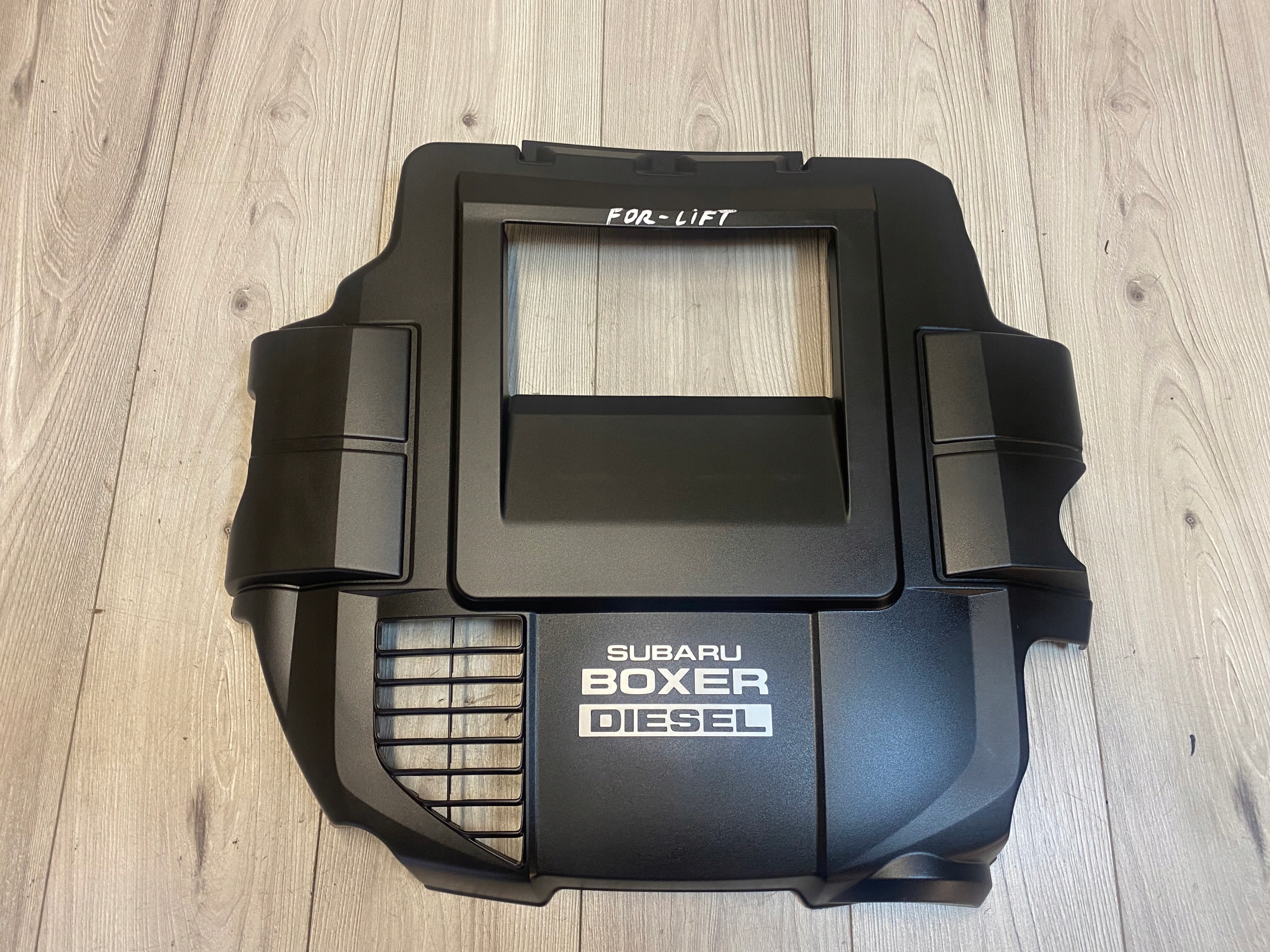 C13010094 - SUBARU FORESTER IV LIFT 15-18 ВЕРХНЯЯ КРЫШКА ДВИГАТЕЛЯ