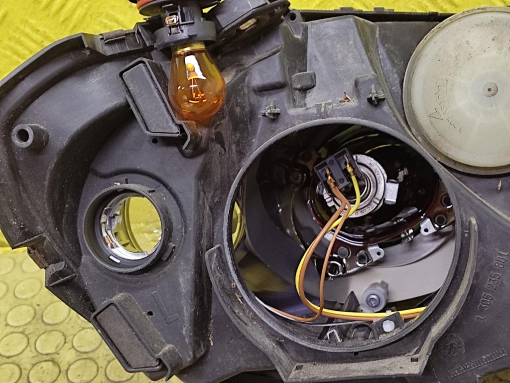 MERCEDES B KLASA W245 REFLEKTOR light left front A1698201761