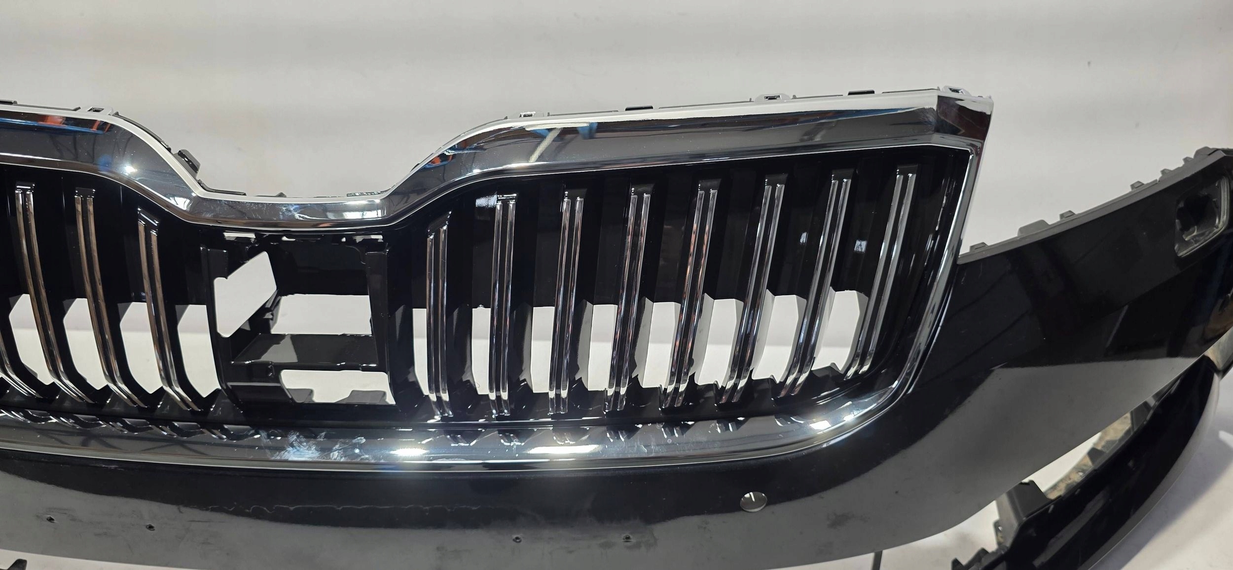 front bumper grille SKODA SUPERB III LIFT 19- 4XPDC washers original 3V0