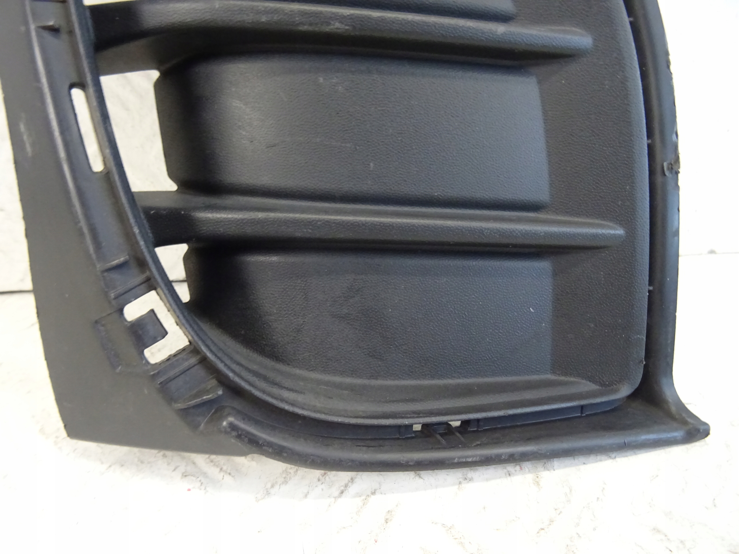 grid of a bumper front front left VW ID4 ID.4 11A807819 PDC