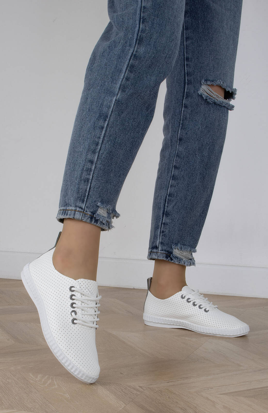 5526 BIAŁE SKÓRZANE AŻUROWE TRAMPKI TENISÓWKI 39 Długość wkładki 25 cm