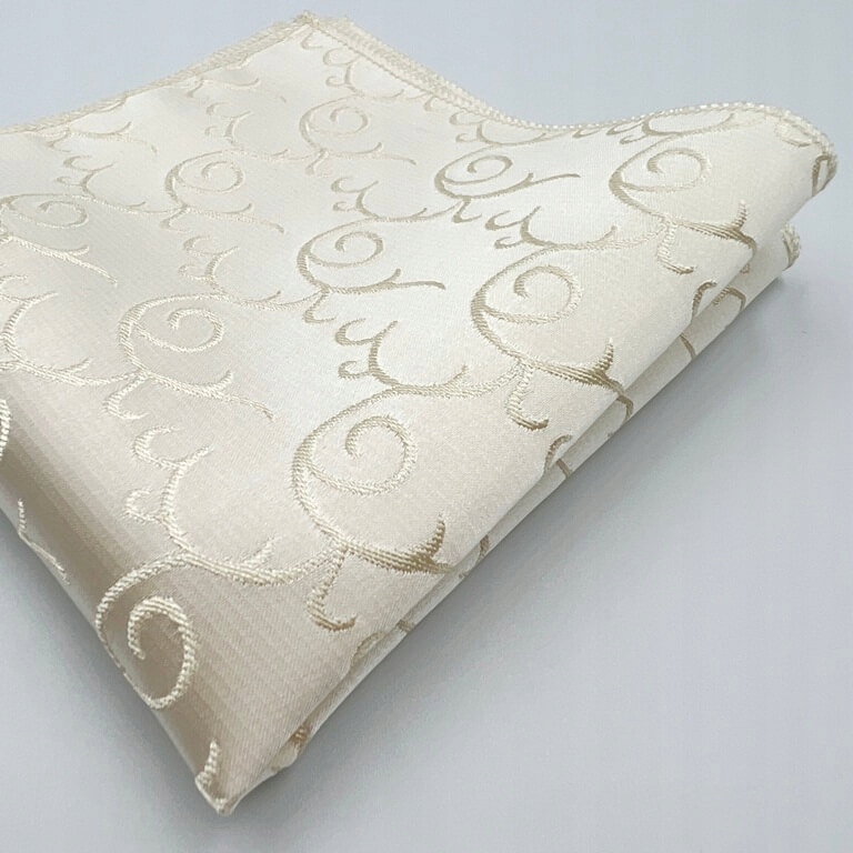 Kremowa poszetka do garnituru na ślub Wzór dominujący kwiaty