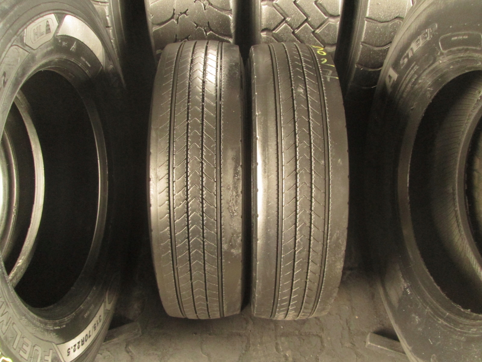 205 / 75r17.5 Bridgestone R227 2.шт передняя ось