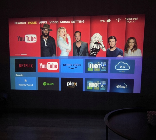 PROJEKTOR RZUTNIK ANDROID TV WIFI FULL HD PRZENOŚNY SMART GŁOŚNIK OBROTOWY Żywotność lampy w trybie normalnym 50000 h