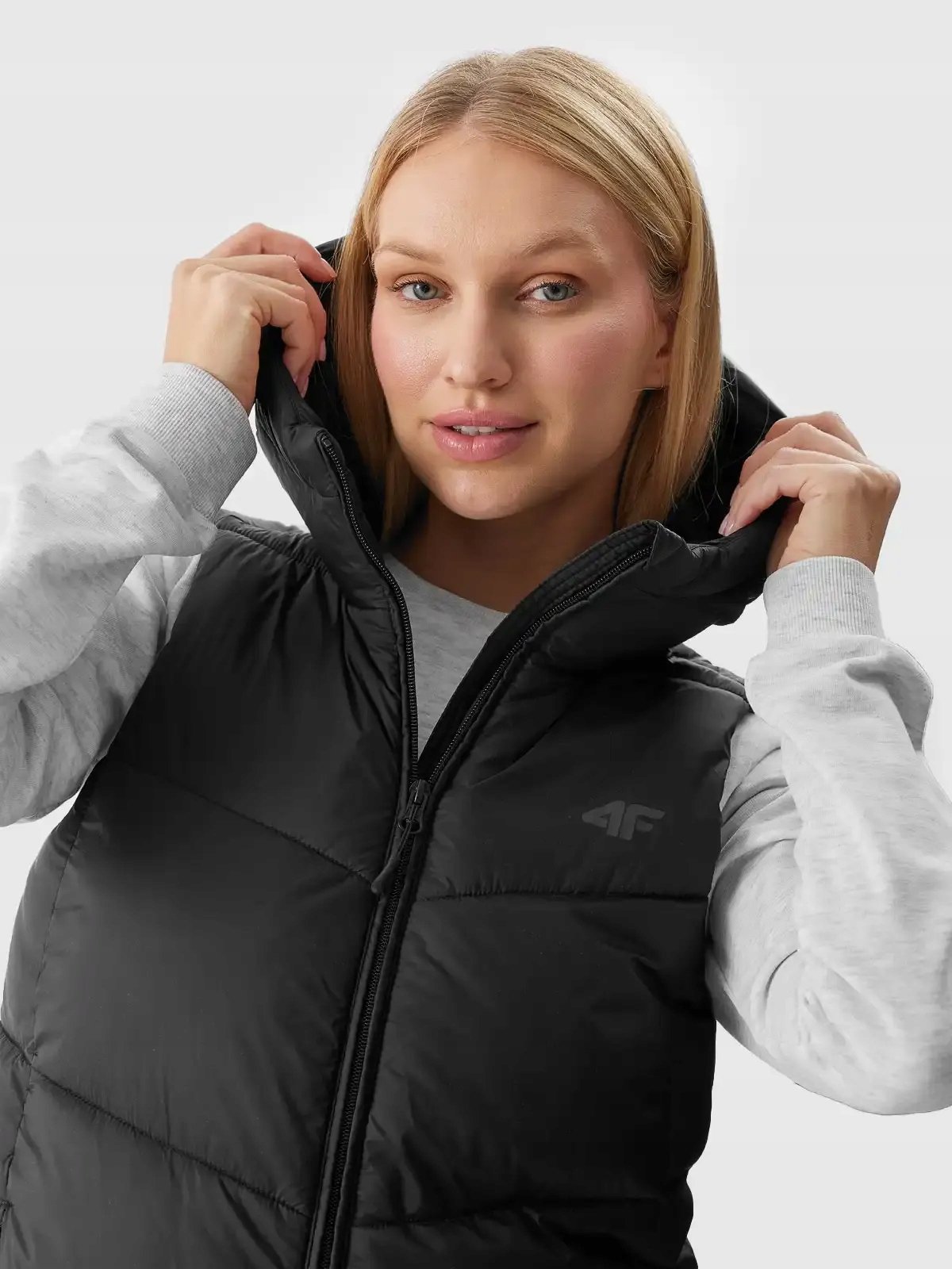 BEZRĘKAWNIK DAMSKI 4F KAMIZELKA NA ZAMEK Z KAPTUREM DŁUGA SS24F114 Model 4FWSS24TVJAF114