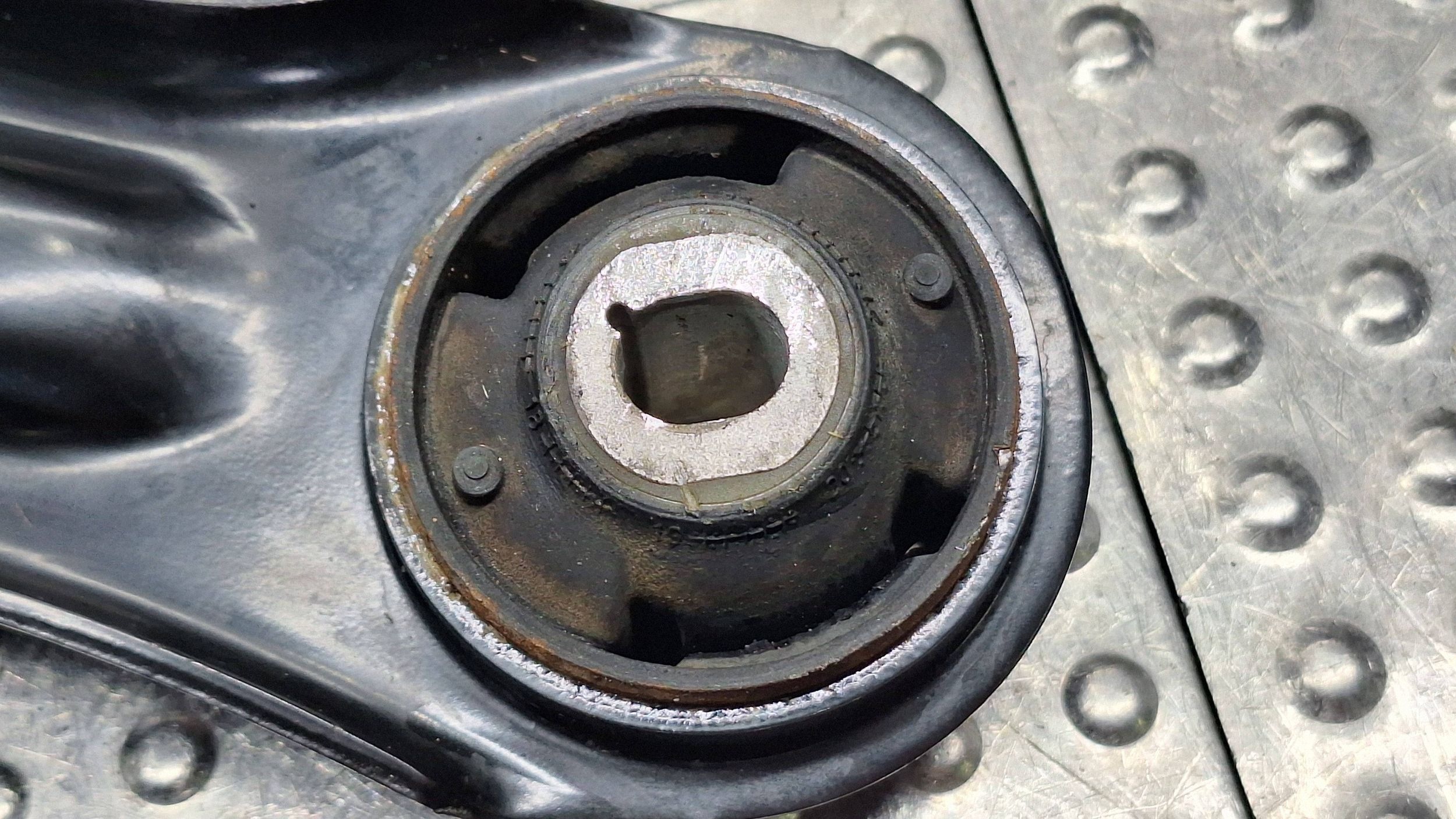 arm left front L1TC-3051-AB FORD PUMA MK2