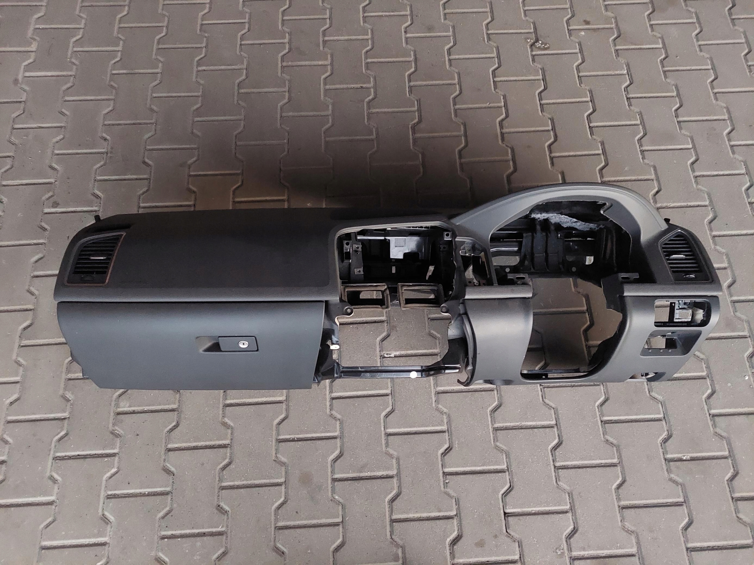 dashboard instrument panel cockpit console DASHBOARD UK ANGLIK VOLVO XC60 and LIFT
