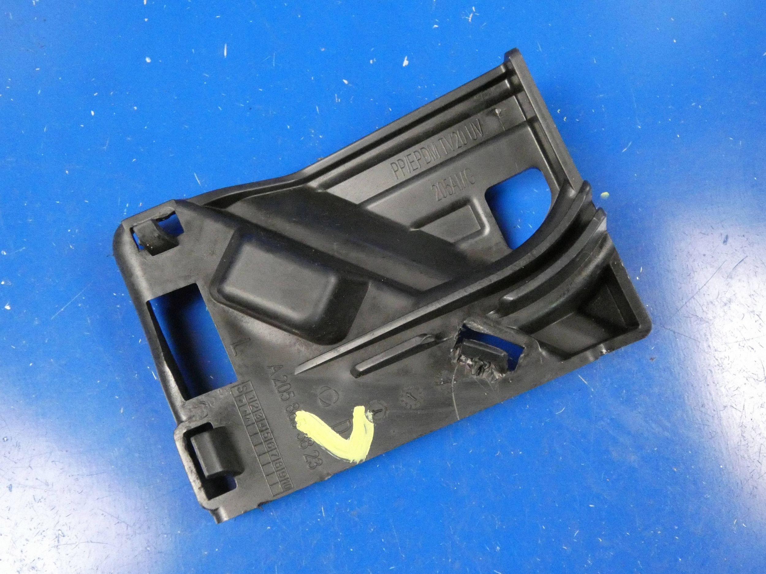 MERCEDES C KLASA W205 Support Support plaque Pare choc Gauche Avant