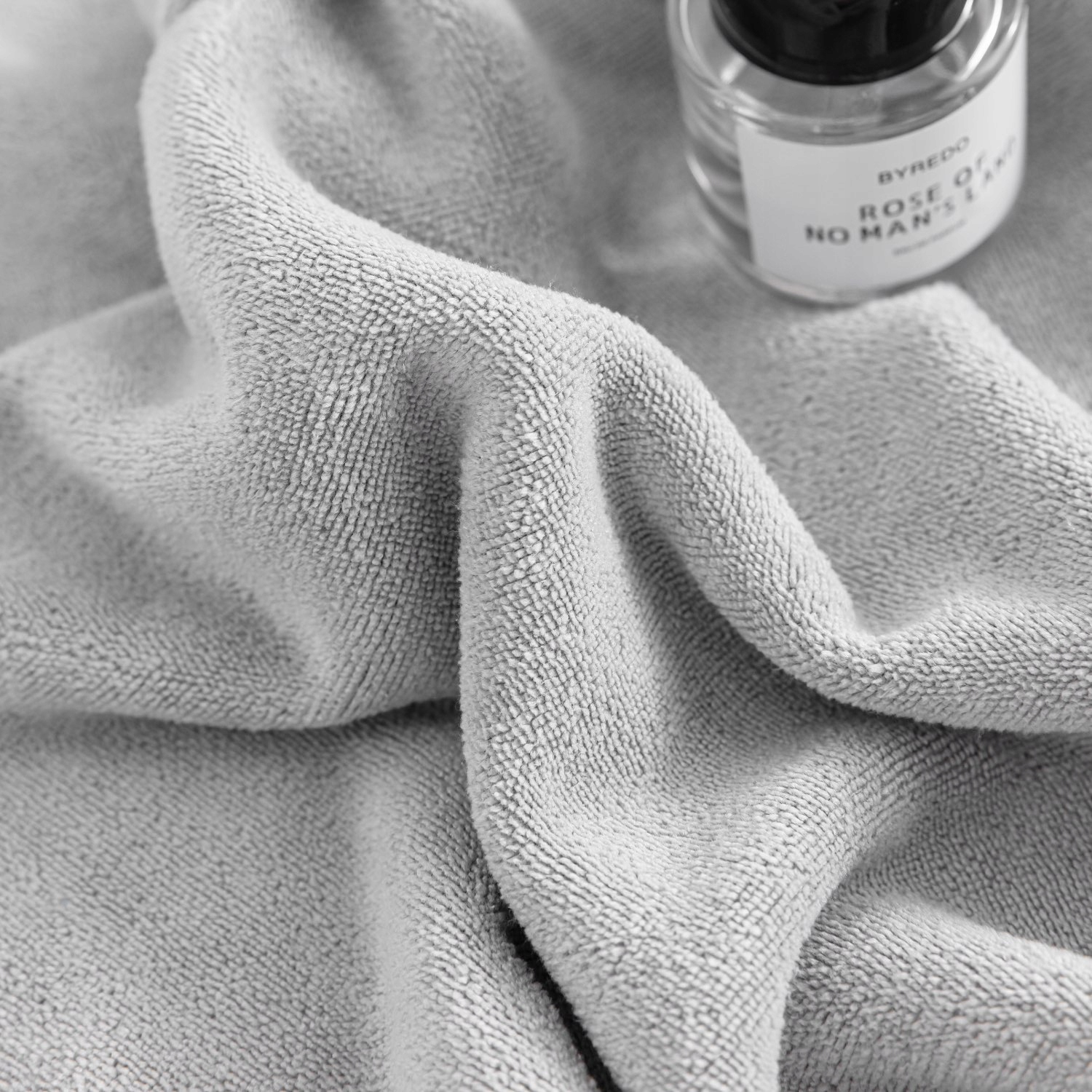 RĘCZNIK KĄPIELOWY SZYBKOSCHNĄCY Z MIKROFIBRY SPORTOWY CHŁONNY 30x30 ACTIVE Kolor dominujący szary