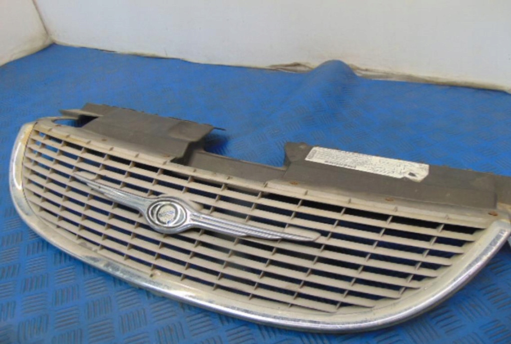 CHRYSLER Voyager IV решетка радиатора