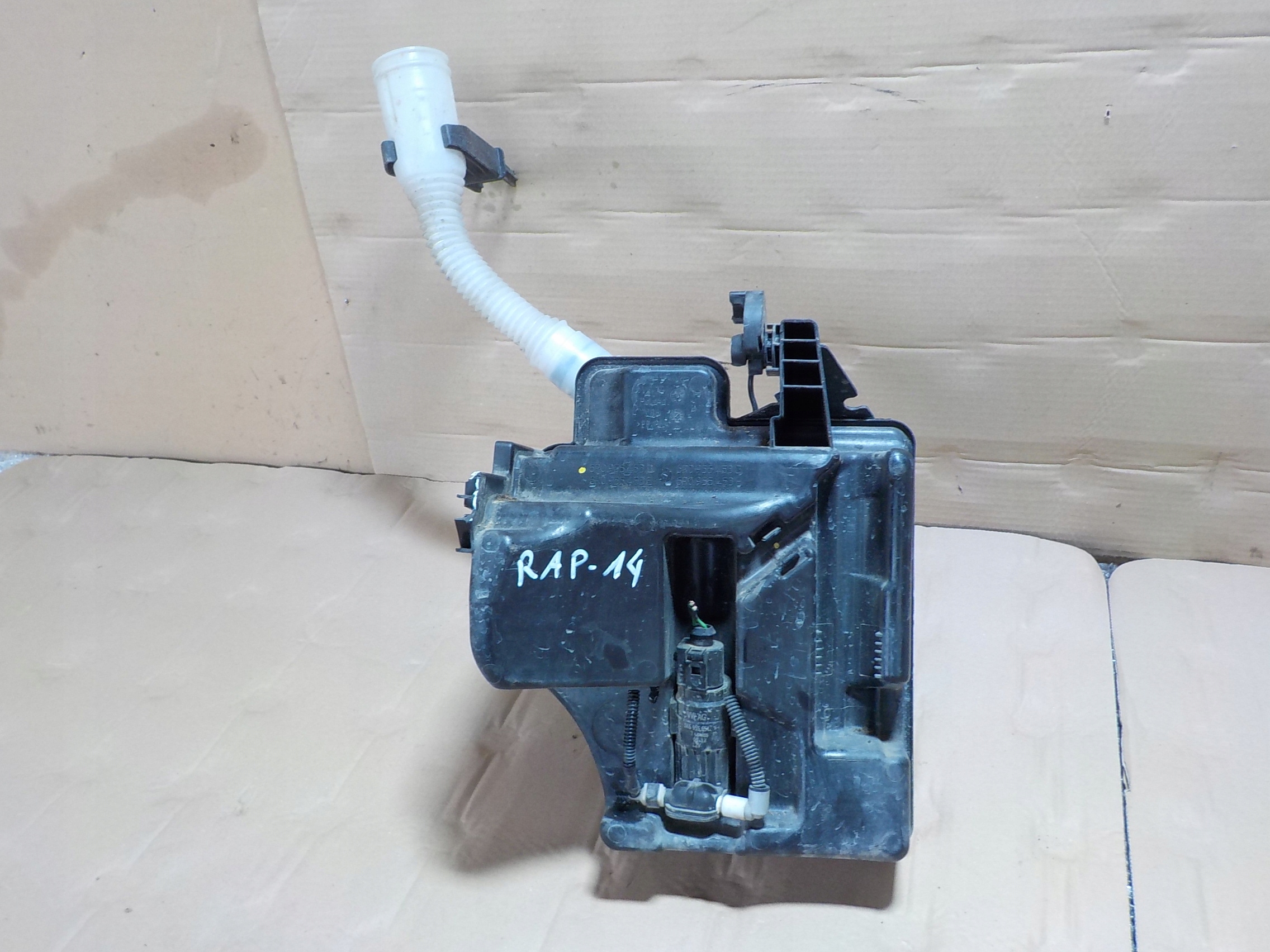 ФОРСУНКА І БАЧОК ОМИВАЧА 6R0955453D